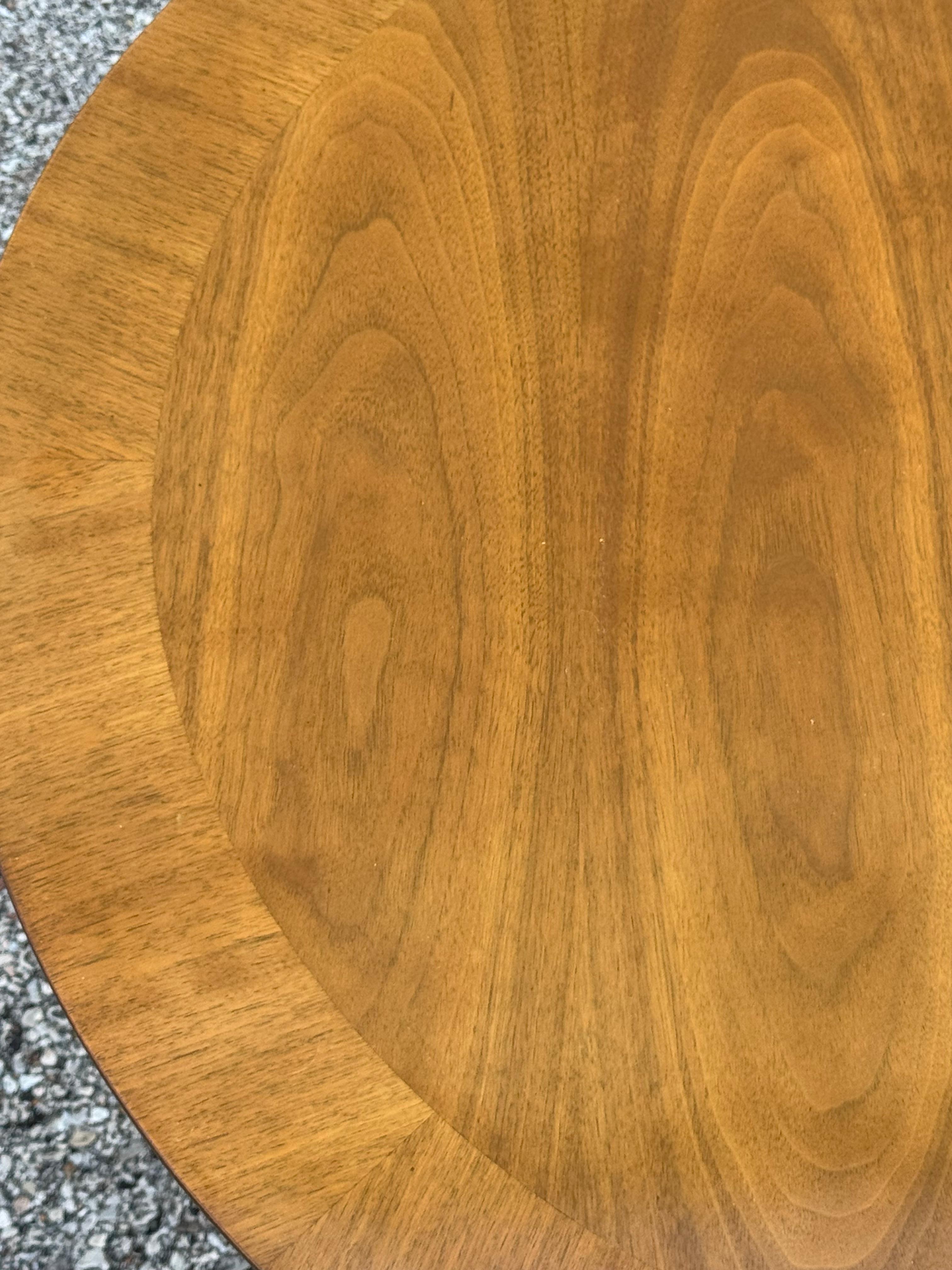 T.H. Robsjohn-Gibbings for Widdicomb Round Walnut End Table Klismos Sabre-Legs en venta 8