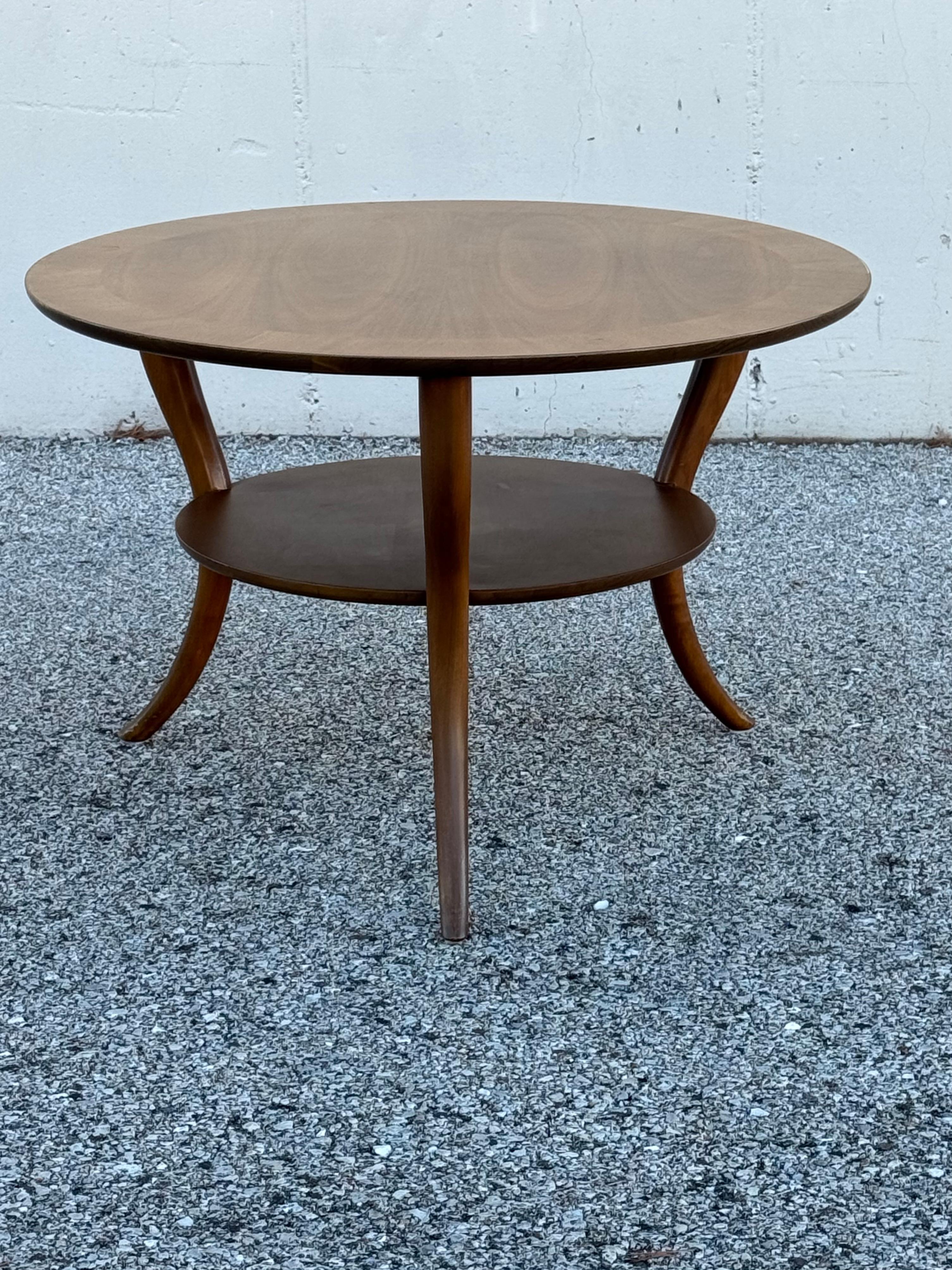 T.H. Robsjohn-Gibbings for Widdicomb Round Walnut End Table Klismos Sabre-Legs Moderno de mediados de siglo en venta