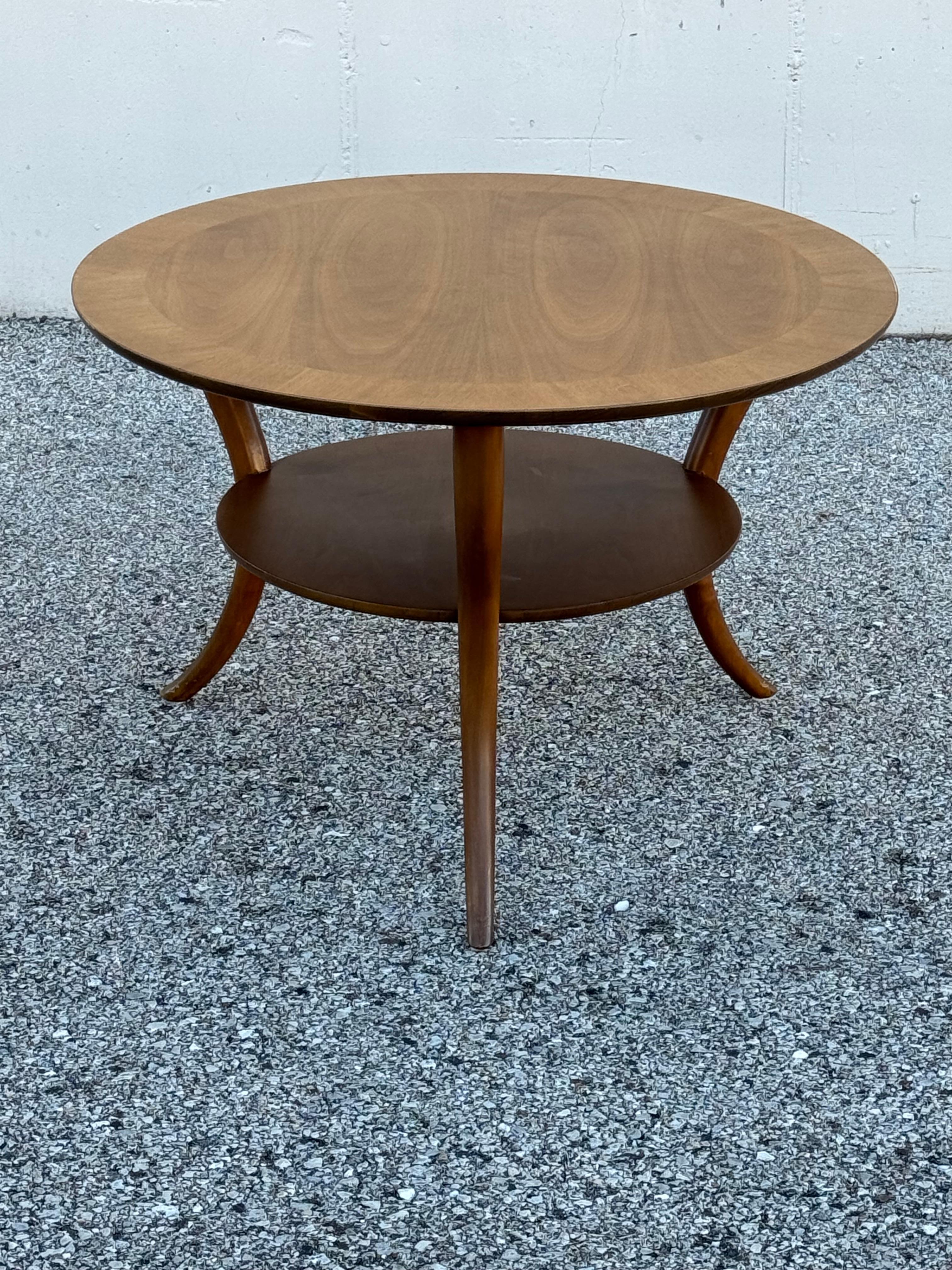 T.H. Robsjohn-Gibbings for Widdicomb Round Walnut End Table Klismos Sabre-Legs Estadounidense en venta