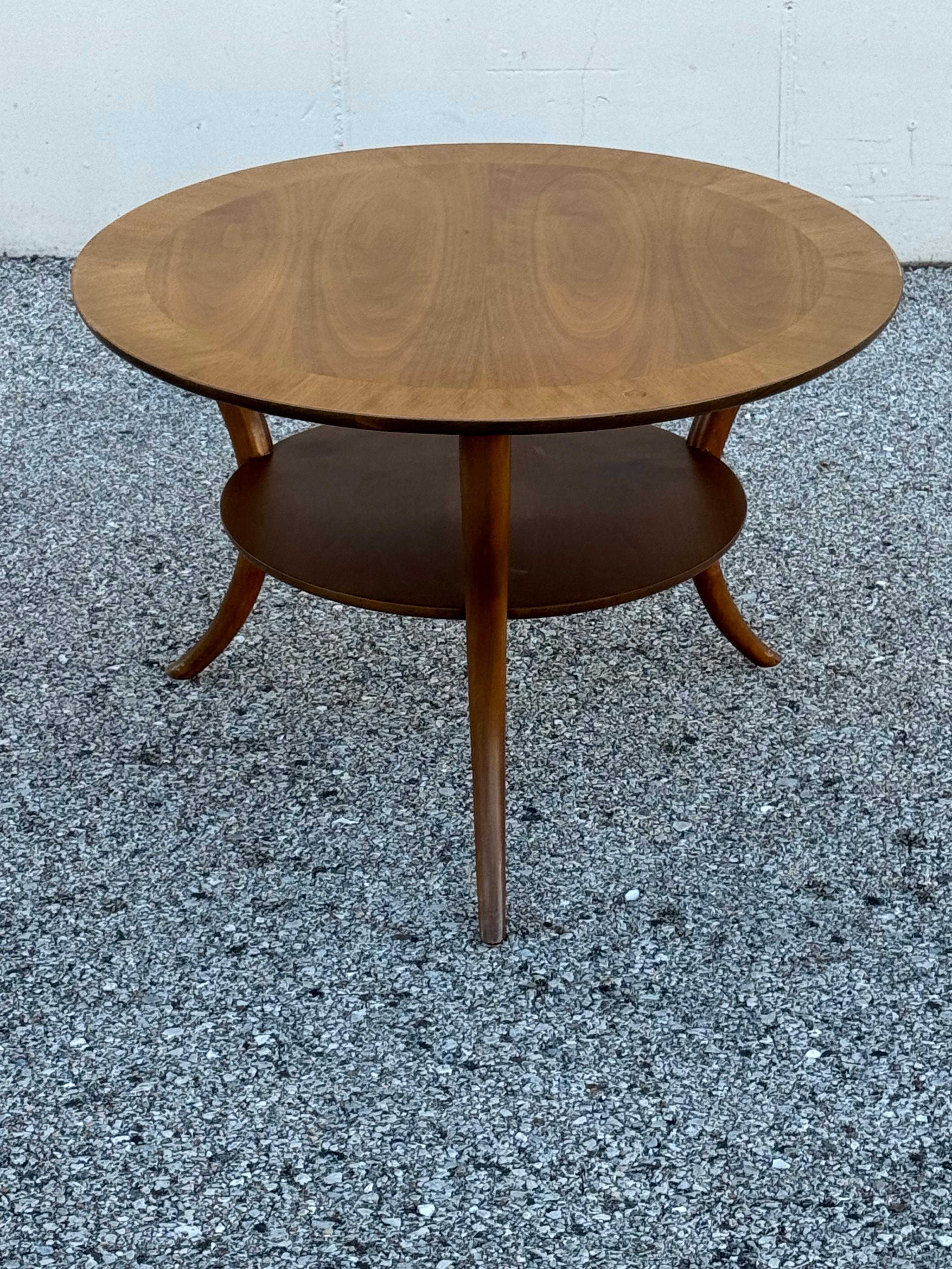 T.H. Robsjohn-Gibbings for Widdicomb Round Walnut End Table Klismos Sabre-Legs en Bueno estado para la venta en St. Louis, MO