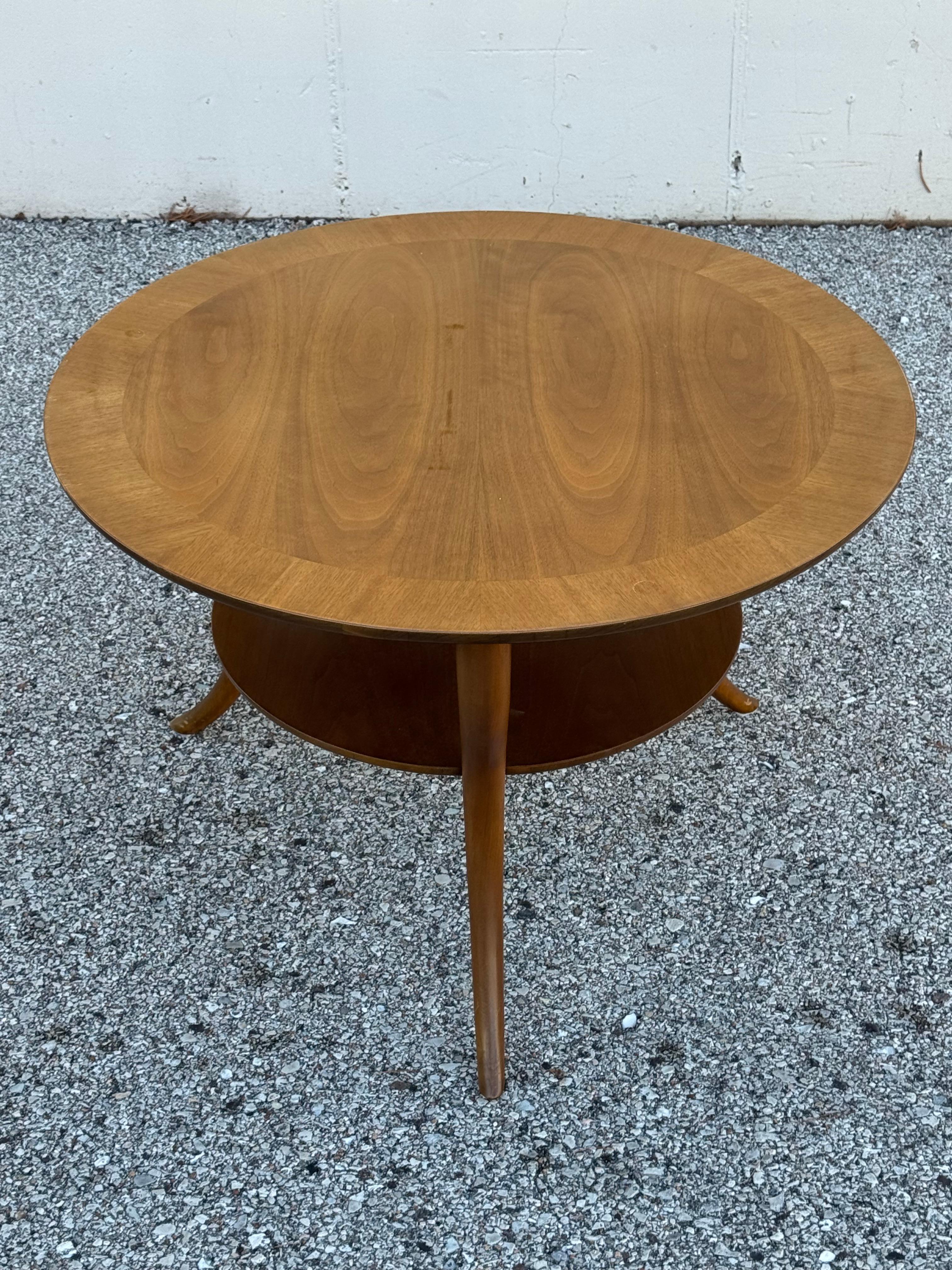 T.H. Robsjohn-Gibbings for Widdicomb Round Walnut End Table Klismos Sabre-Legs mediados del siglo XX en venta