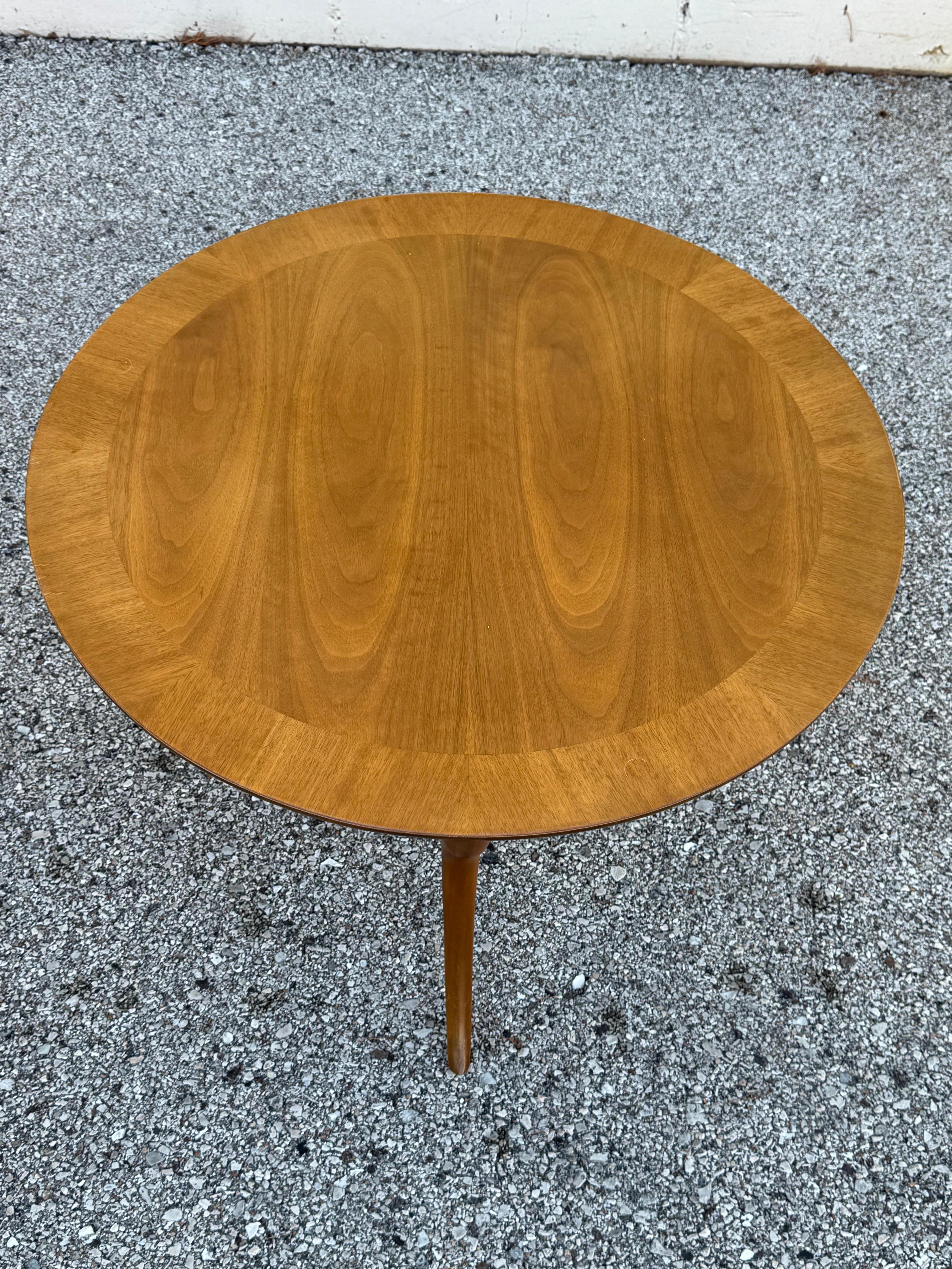 T.H. Robsjohn-Gibbings for Widdicomb Round Walnut End Table Klismos Sabre-Legs Nogal en venta