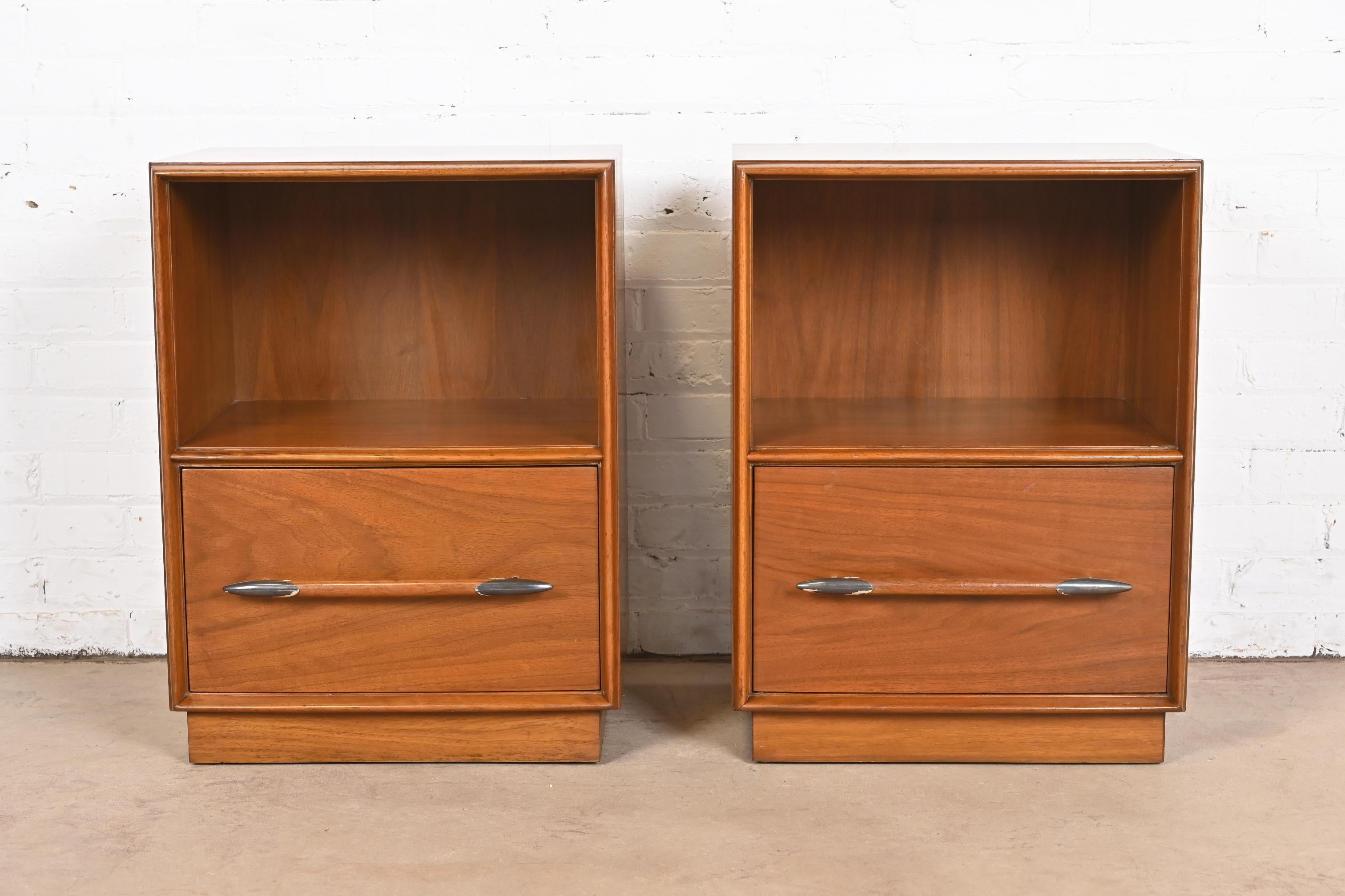 A gorgeous pair of Mid-Century Modern nightstands

By T.H. Robsjohn-Gibbings for Widdicomb

USA, 1950s

Sculpted walnut, with unique spear-shaped drawer pulls.

Measures: 19