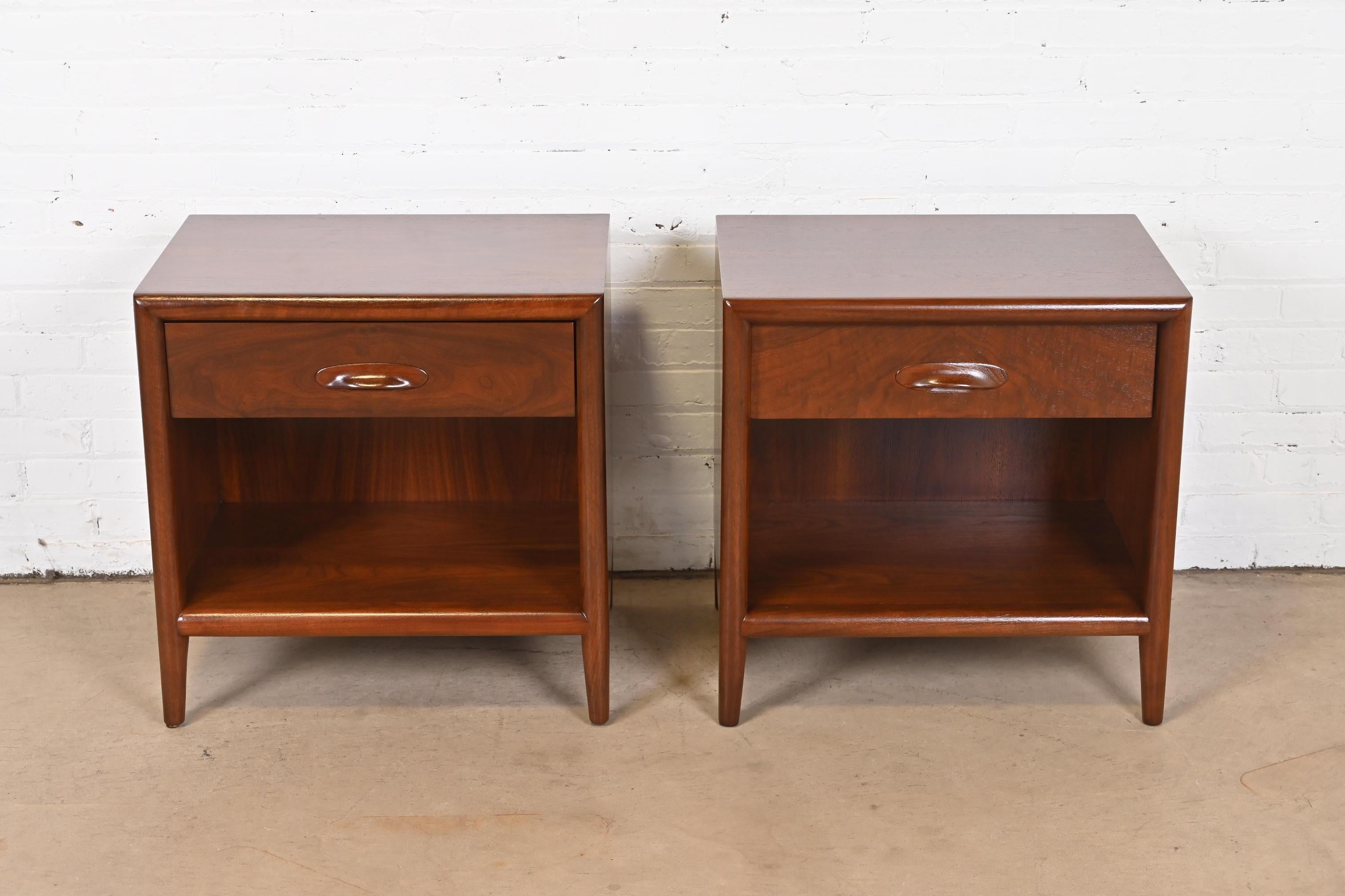 An exceptional pair of Mid-Century Modern sculpted walnut nightstands

By T.H. Robsjohn-Gibbings for Widdicomb

USA, 1950s

Measures: 24
