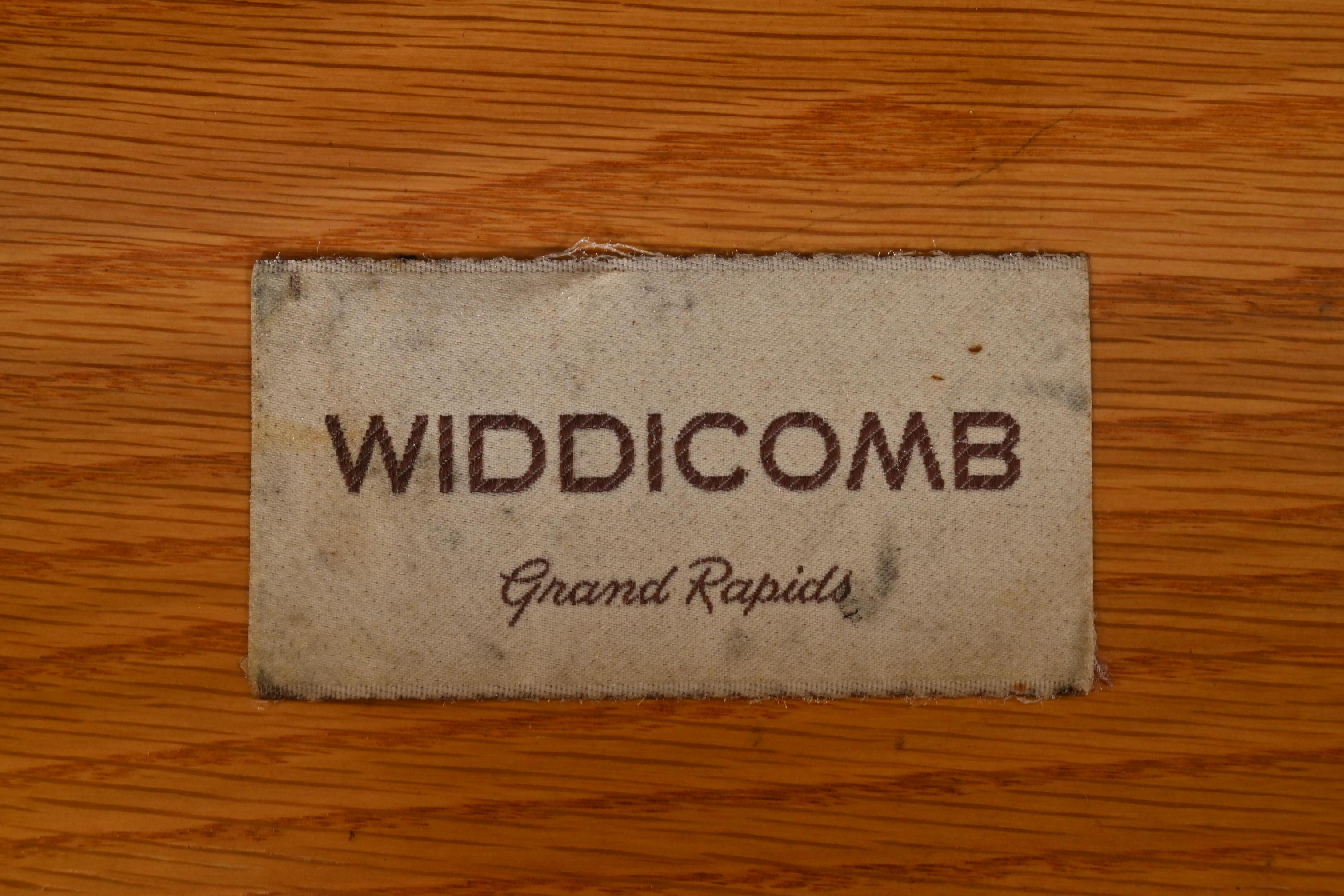 T.H. Robsjohn-Gibbings for Widdicomb Sculpted Walnut Nightstands, Refinished For Sale 3