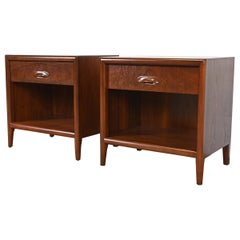 T.H. Tables de nuit en noyer sculpté Robsjohn-Gibbings pour Widdicomb, revernies