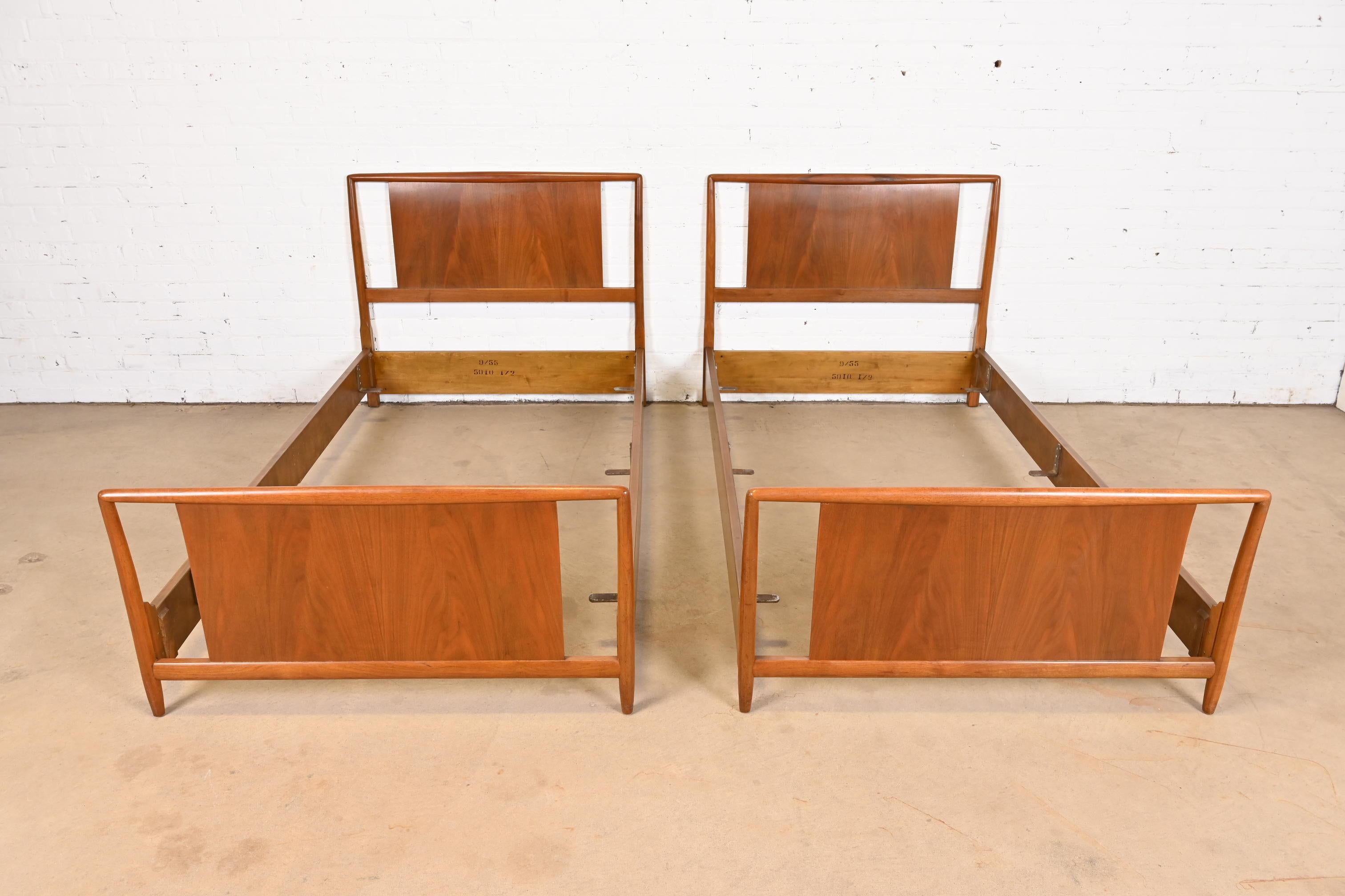 An exceptional pair of Mid-Century Modern sculpted walnut twin size bed frames

By T.H. Robsjohn-Gibbings for Widdicomb

USA, 1955

Each measures: 41.5