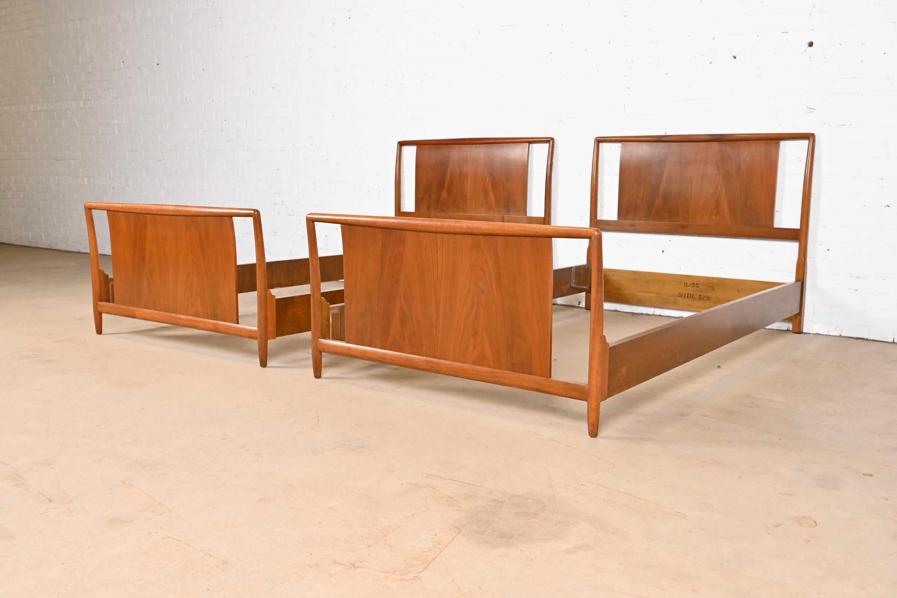 T.H. Robsjohn-Gibbings for Widdicomb Sculpted Walnut Twin Size Beds, Pair In Good Condition In South Bend, IN