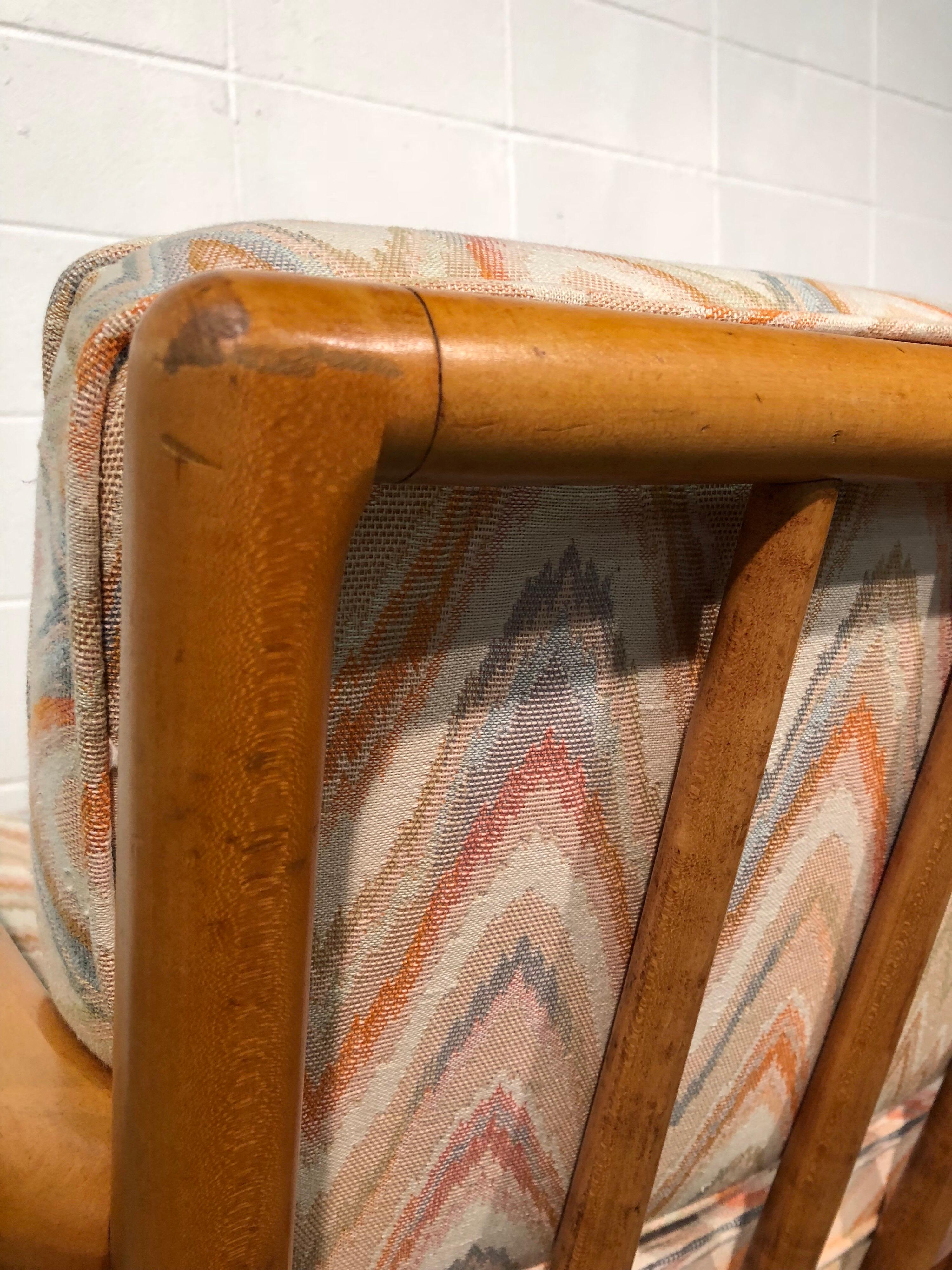 Mid-Century Modern Spindled Sofa in Vintage Flamestitch Fabric im Angebot 7