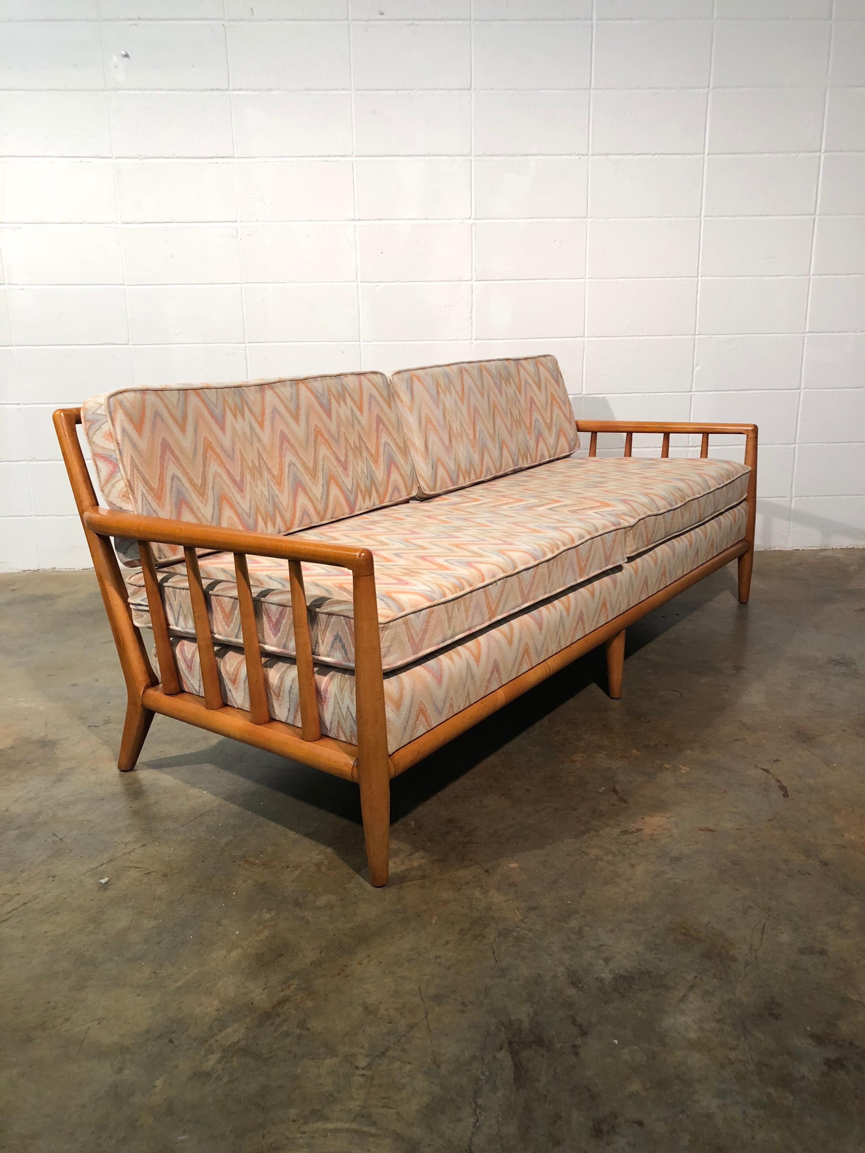 Mid-Century Modern Spindled Sofa in Vintage Flamestitch Fabric (Nordamerikanisch) im Angebot