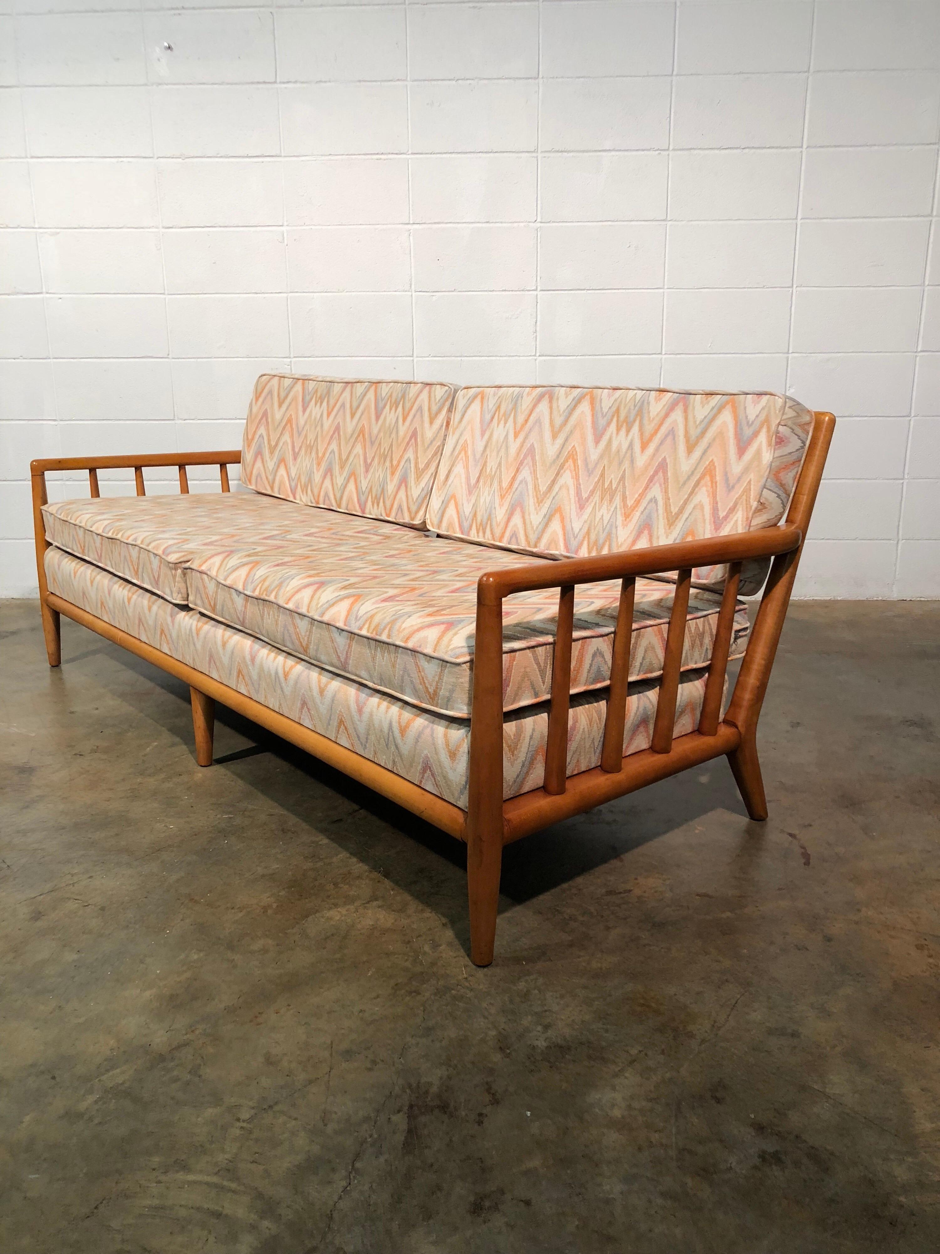 Mid-Century Modern Spindled Sofa in Vintage Flamestitch Fabric im Zustand „Gut“ im Angebot in Marietta, GA