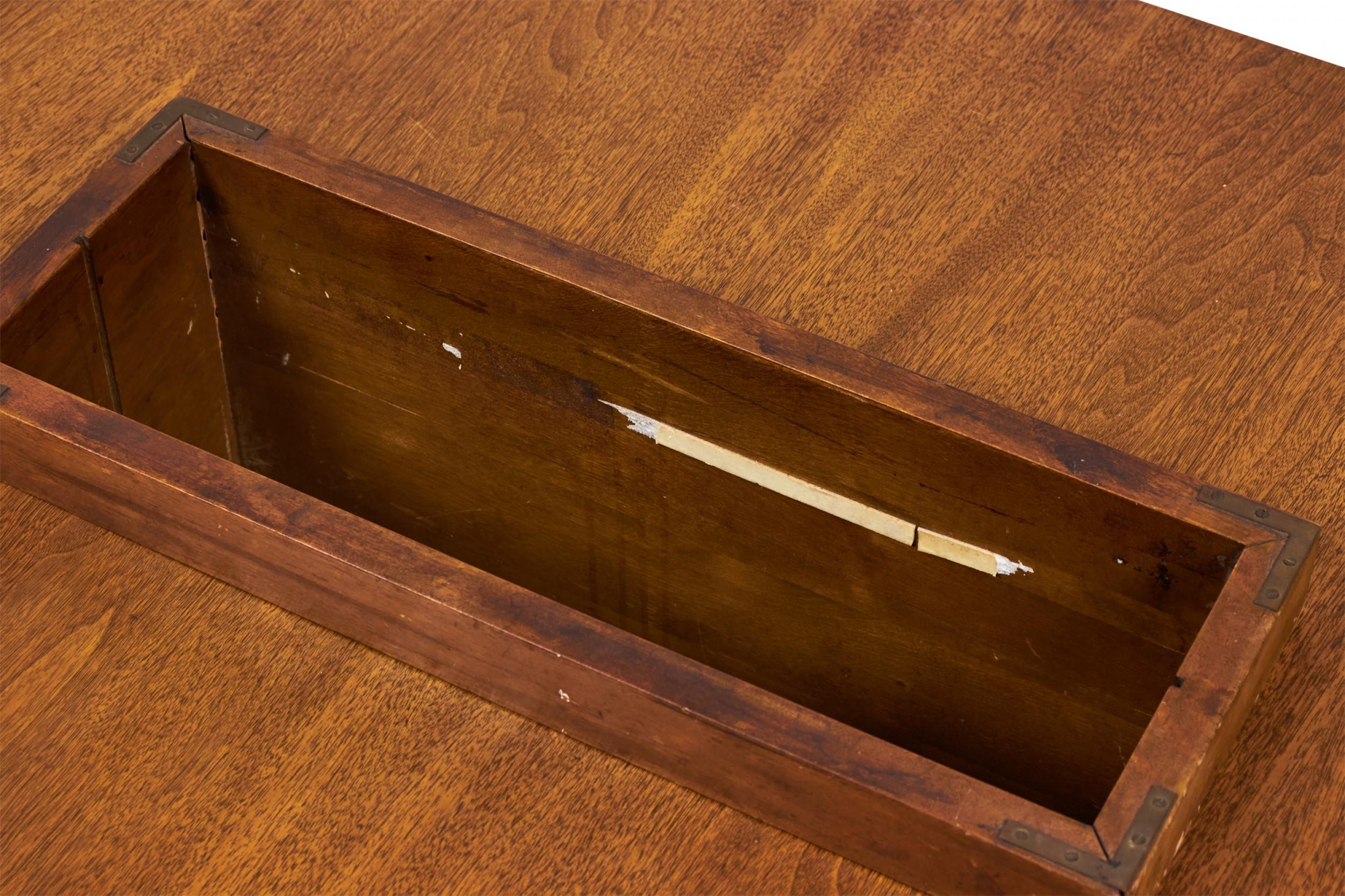 T.H. Table basse Robsjohn-Gibbings pour Widdicomb en noyer avec magazine en vente 3