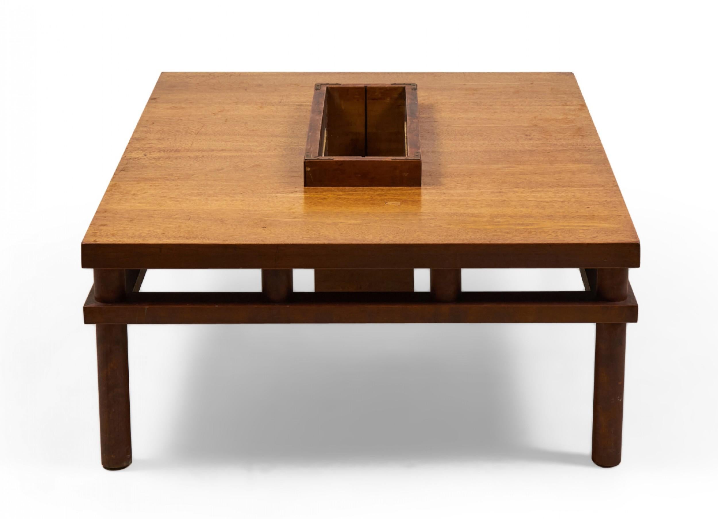 Américain T.H. Table basse Robsjohn-Gibbings pour Widdicomb en noyer avec magazine en vente