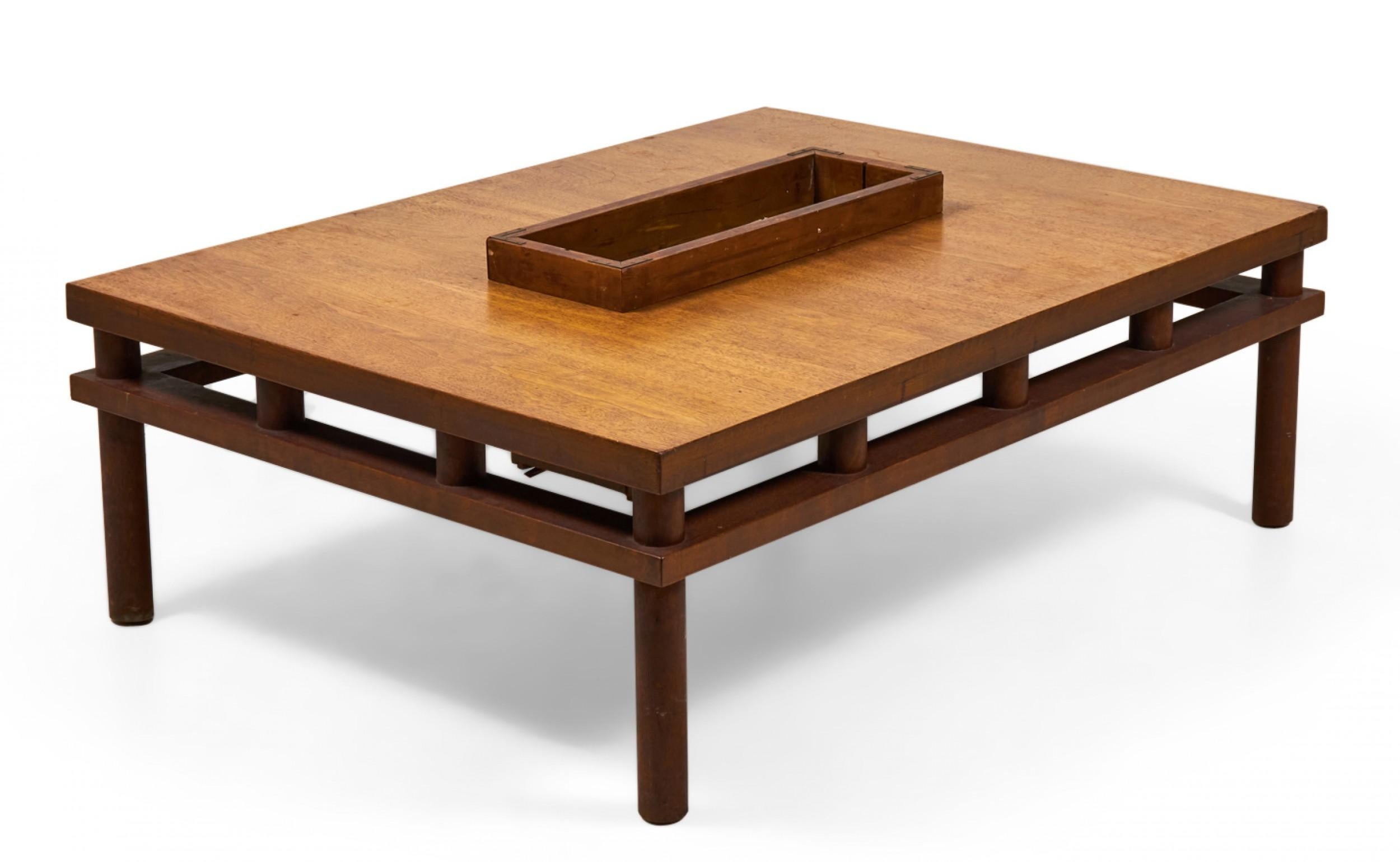 T.H. Table basse Robsjohn-Gibbings pour Widdicomb en noyer avec magazine Bon état - En vente à Queens, NY