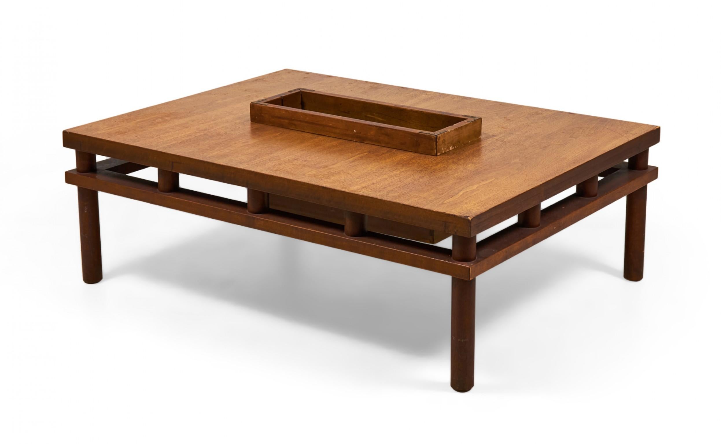 Bois T.H. Table basse Robsjohn-Gibbings pour Widdicomb en noyer avec magazine en vente