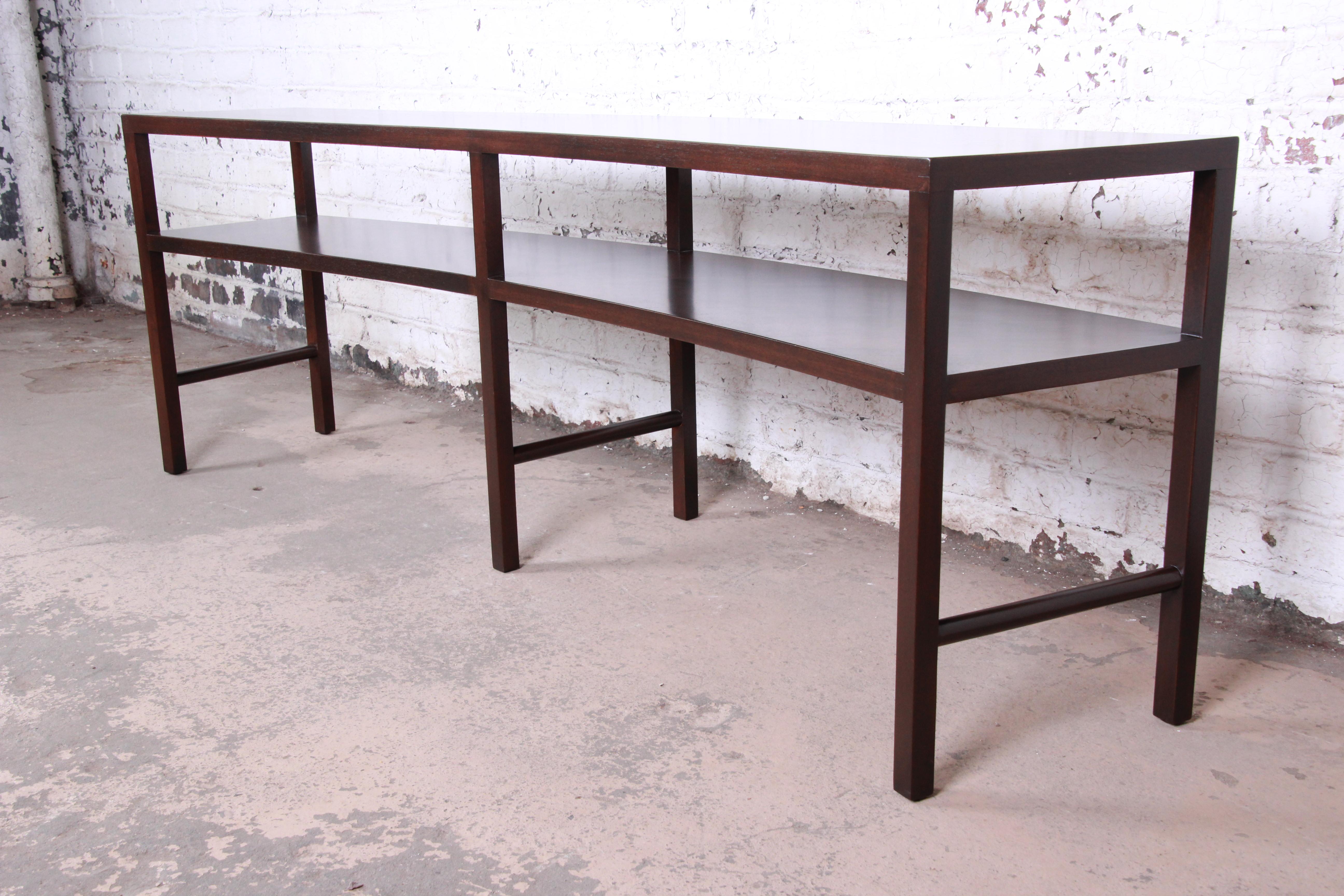 An extremely rare and exceptional Mid-Century Modern two-tier walnut console or sofa table

By T.H. Robsjohn-Gibbings for Widdicomb Furniture

USA, 1951

Measures: 90