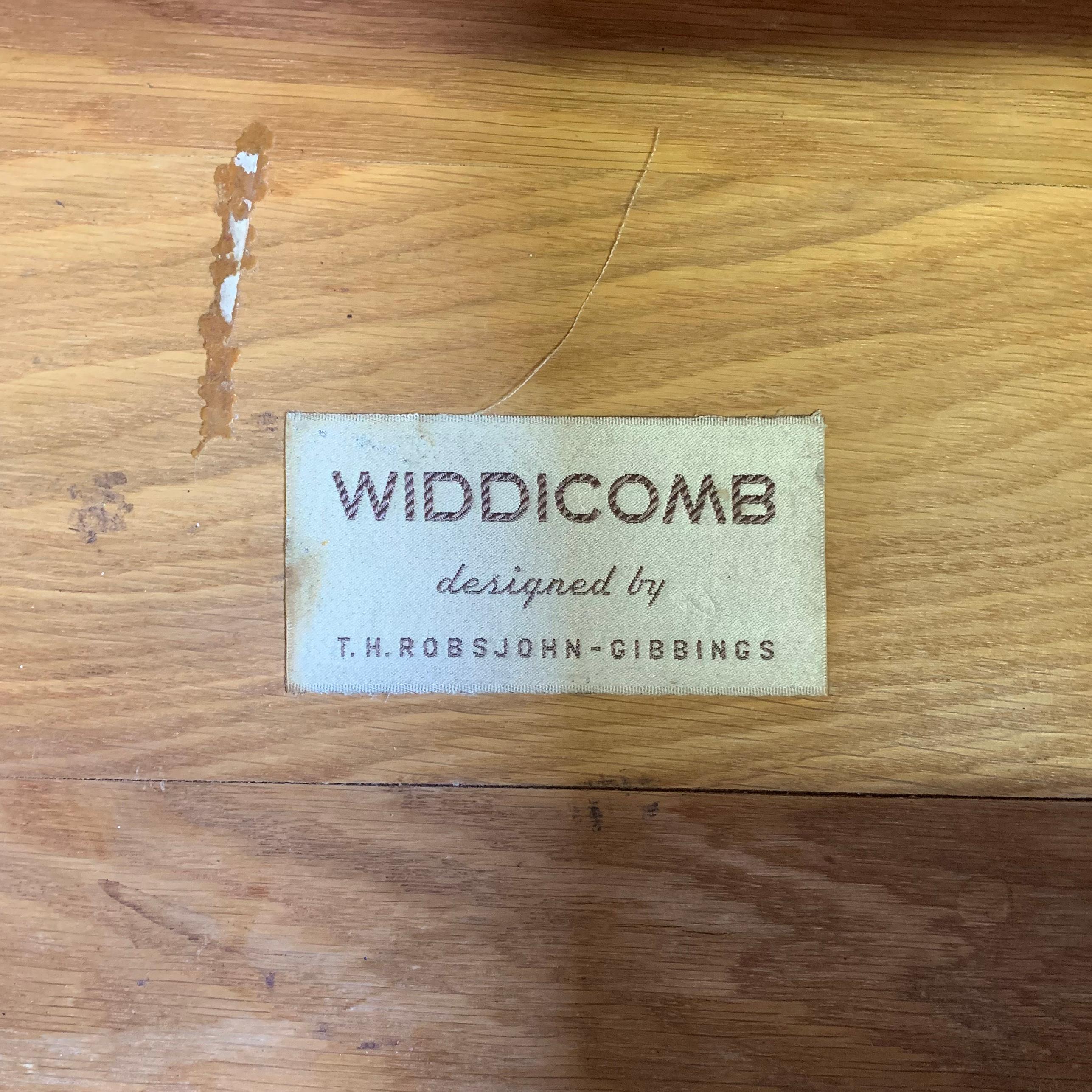 T.H. Robsjohn Gibbings for Widdicomb Walnut End Table Nightstand In Good Condition In Brooklyn, NY