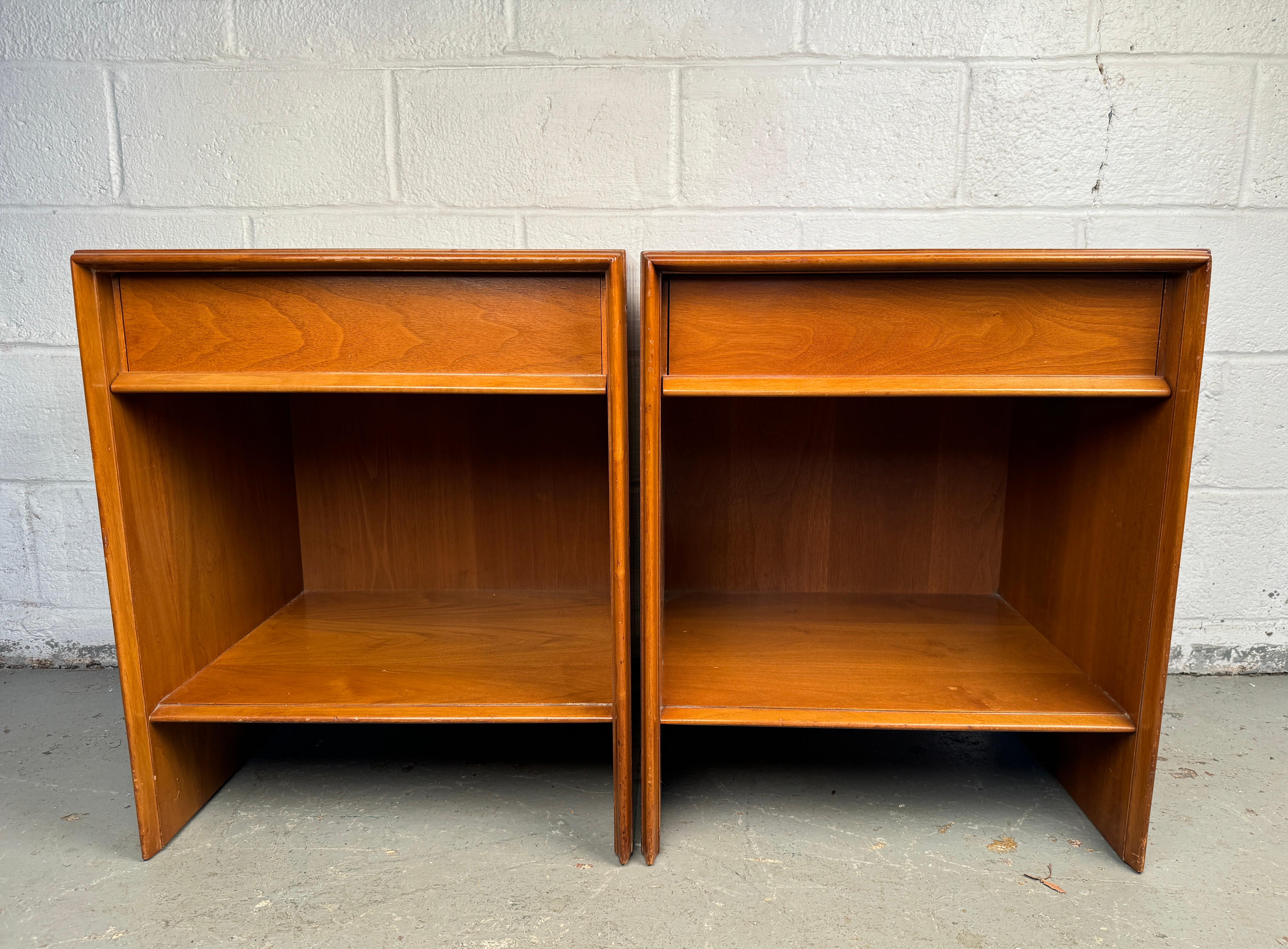 T.H. Robsjohn-Gibbings for Widdicomb Walnut Nightstands In Good Condition For Sale In Brooklyn, NY