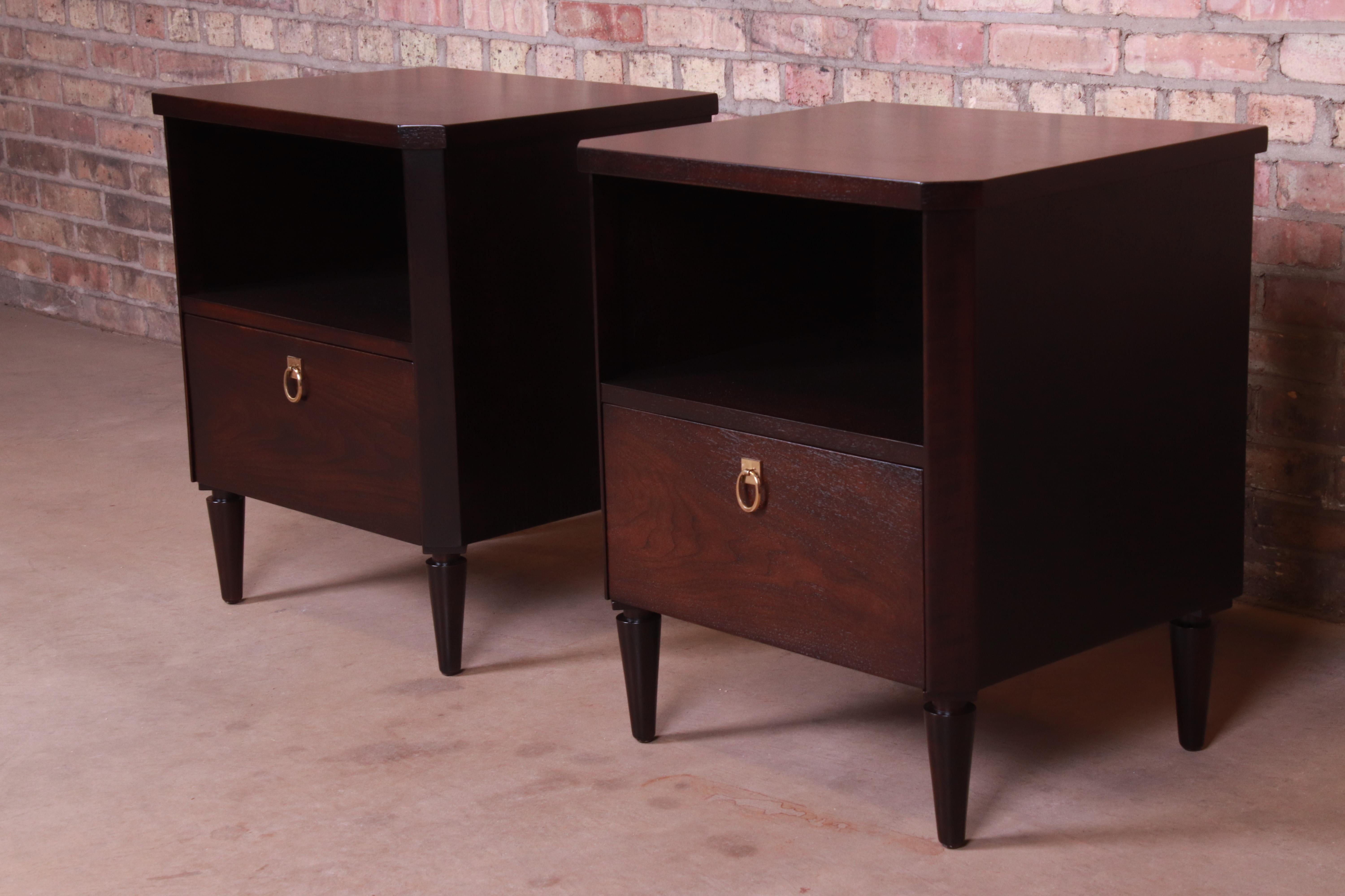 An exceptional pair of Mid-Century Modern Hollywood Regency nightstands

By T.H. Robsjohn-Gibbings for Widdicomb

USA, 1950s

Walnut newly refinished in onyx, with original brass hardware.

Measures: 21
