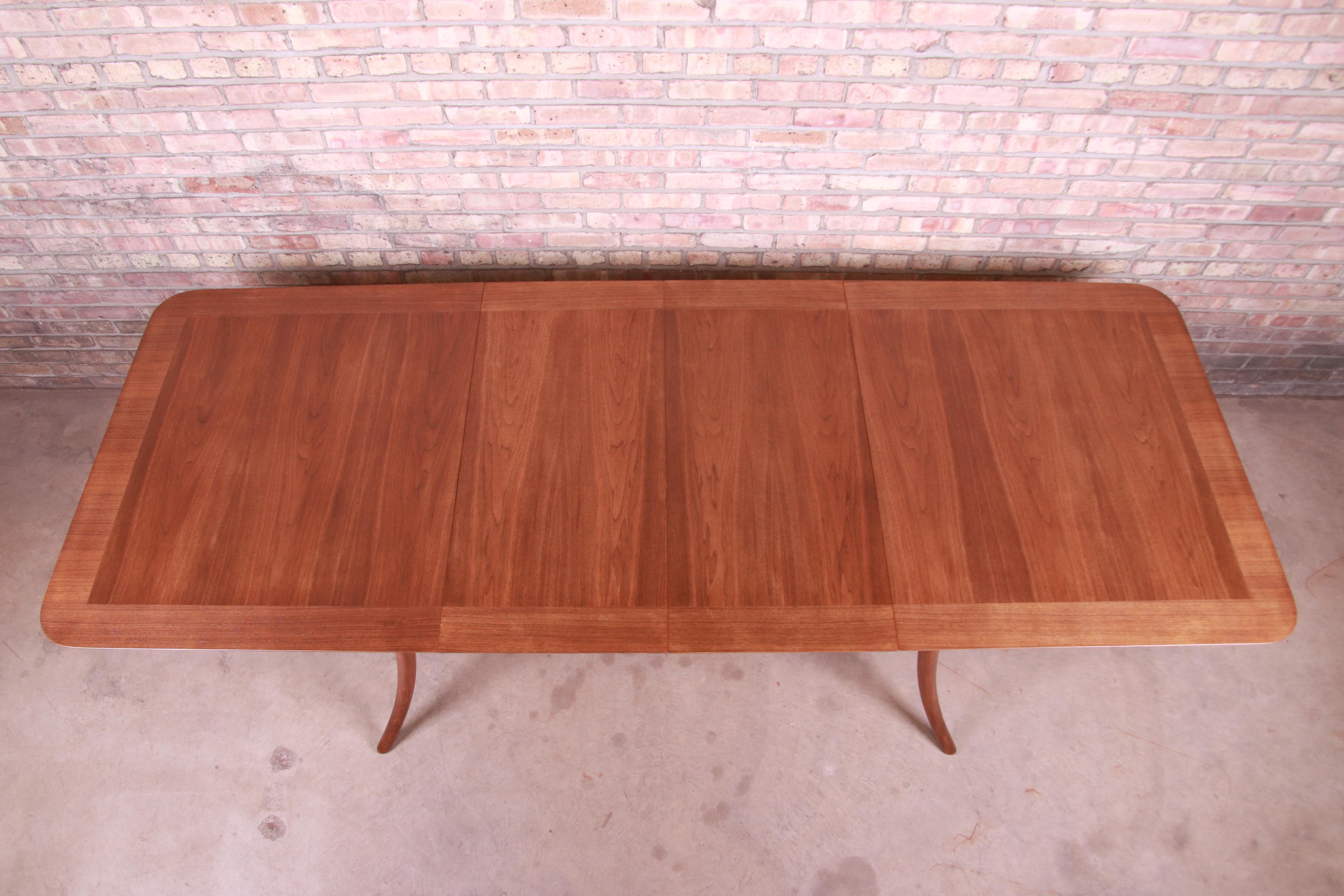 An exceptional Mid-Century Modern walnut saber leg extension dining table

By T.H. Robsjohn-Gibbings for Widdicomb

USA, 1950s

Measures: 67.88
