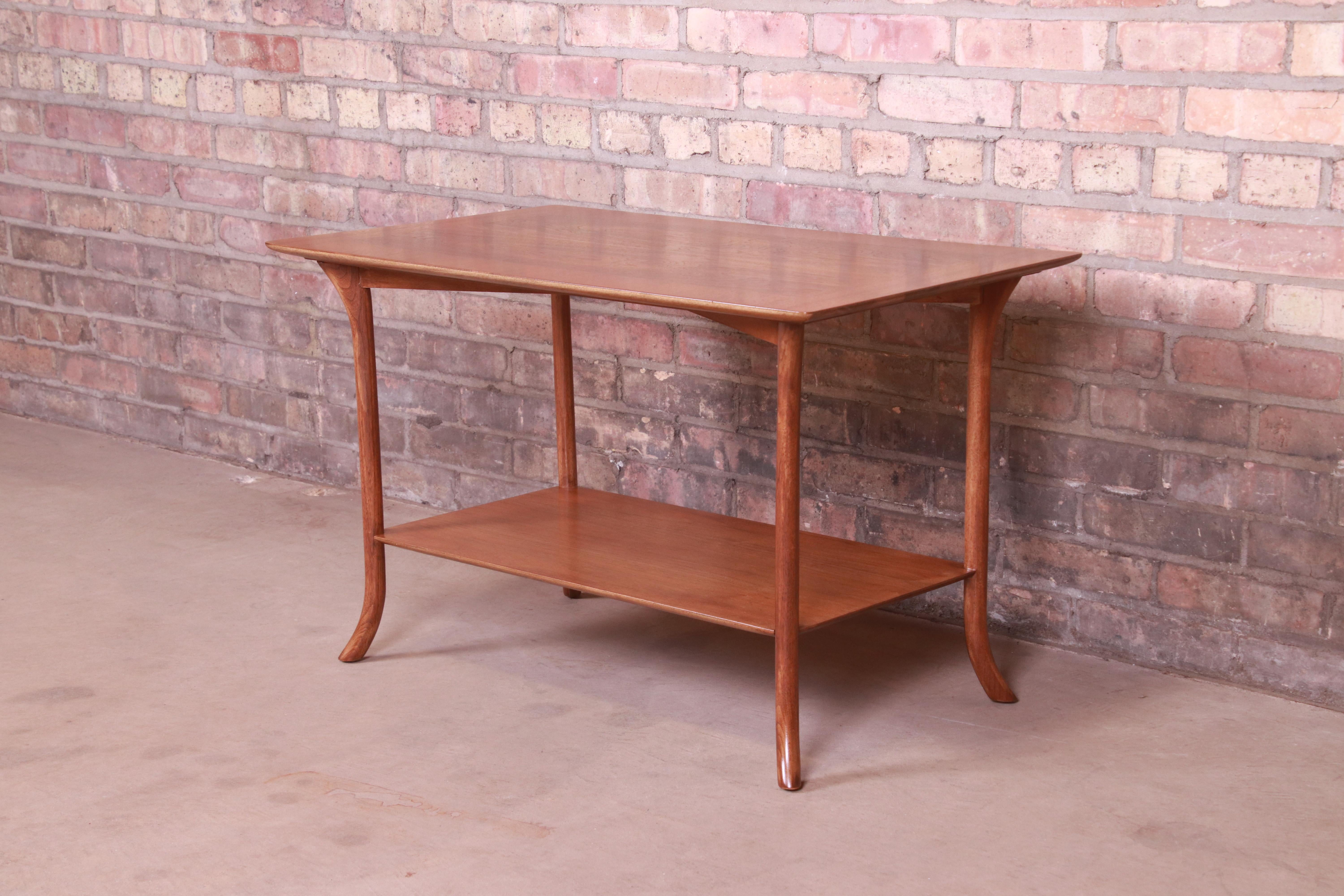 A gorgeous Mid-Century Modern walnut saber leg occasional side table or cocktail table

By T.H. Robsjohn-Gibbings for Widdicomb

USA, 1950s

Measures: 31.5