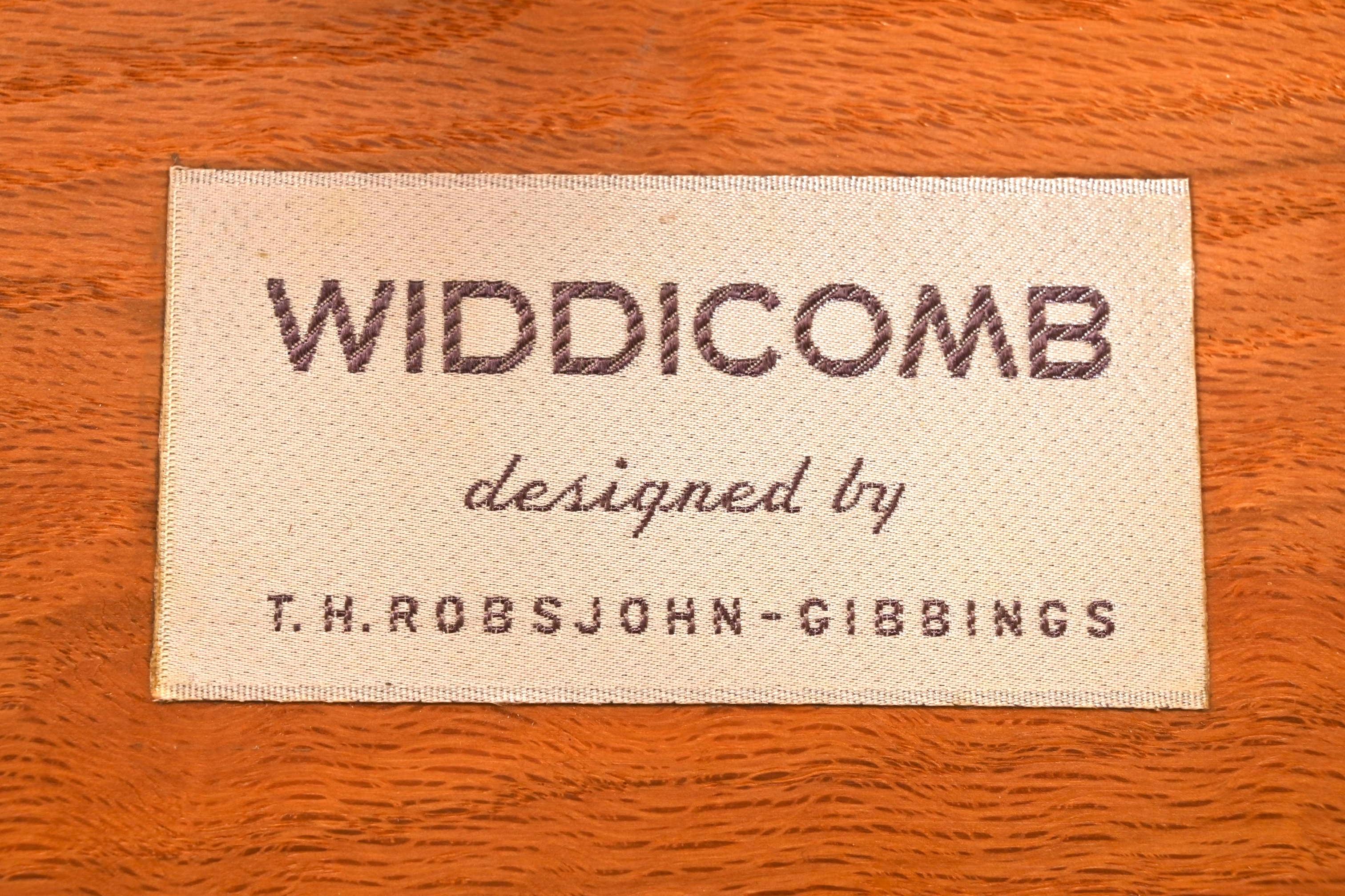 T.H. Robsjohn-Gibbings for Widdicomb Walnut Saber Legboard or Bar Cabinet en vente 3