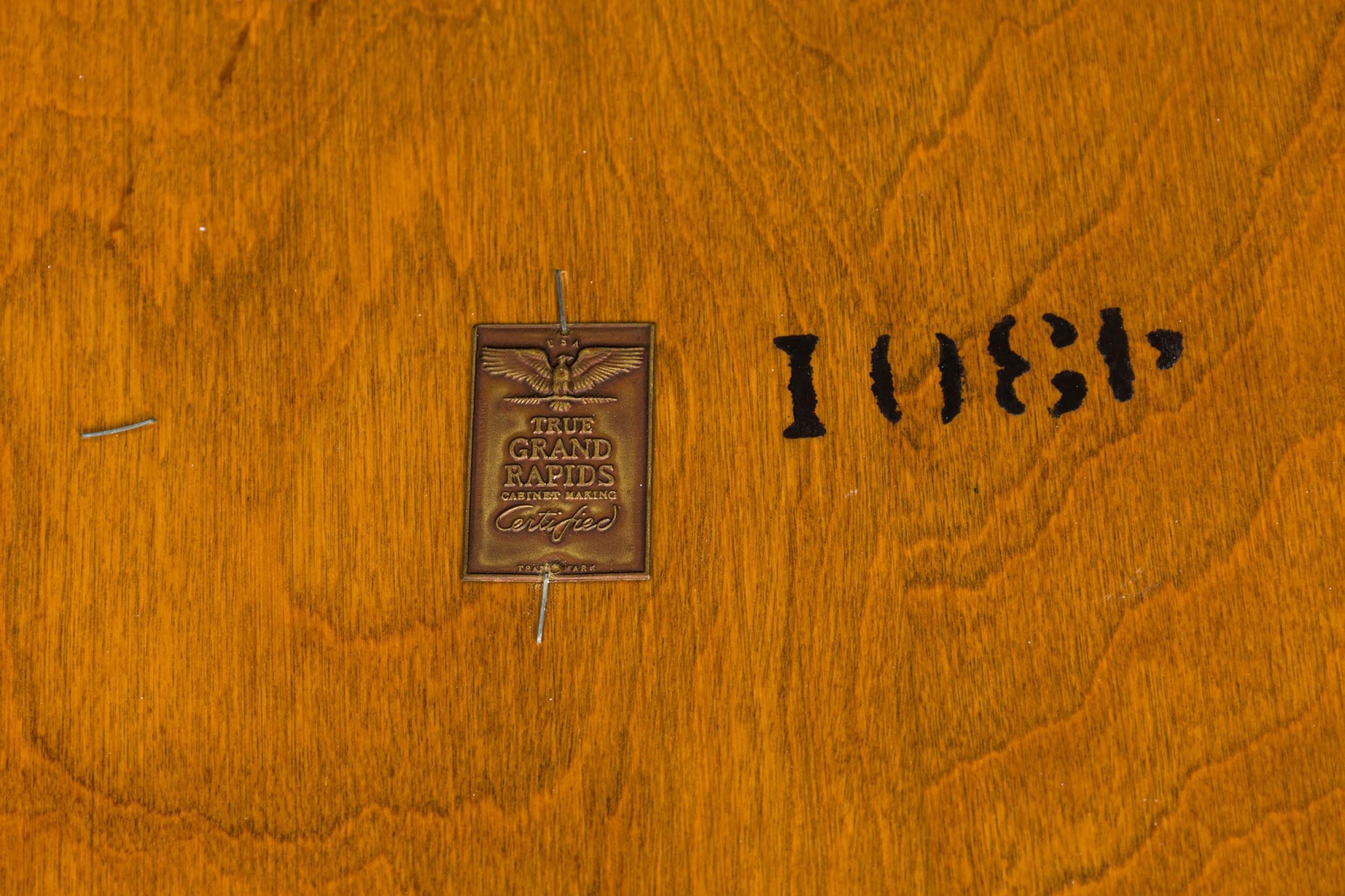 Bois T.H. Robsjohn-Gibbings for Widdicomb Walnut Sabre Leg Dining / Conference Table en vente