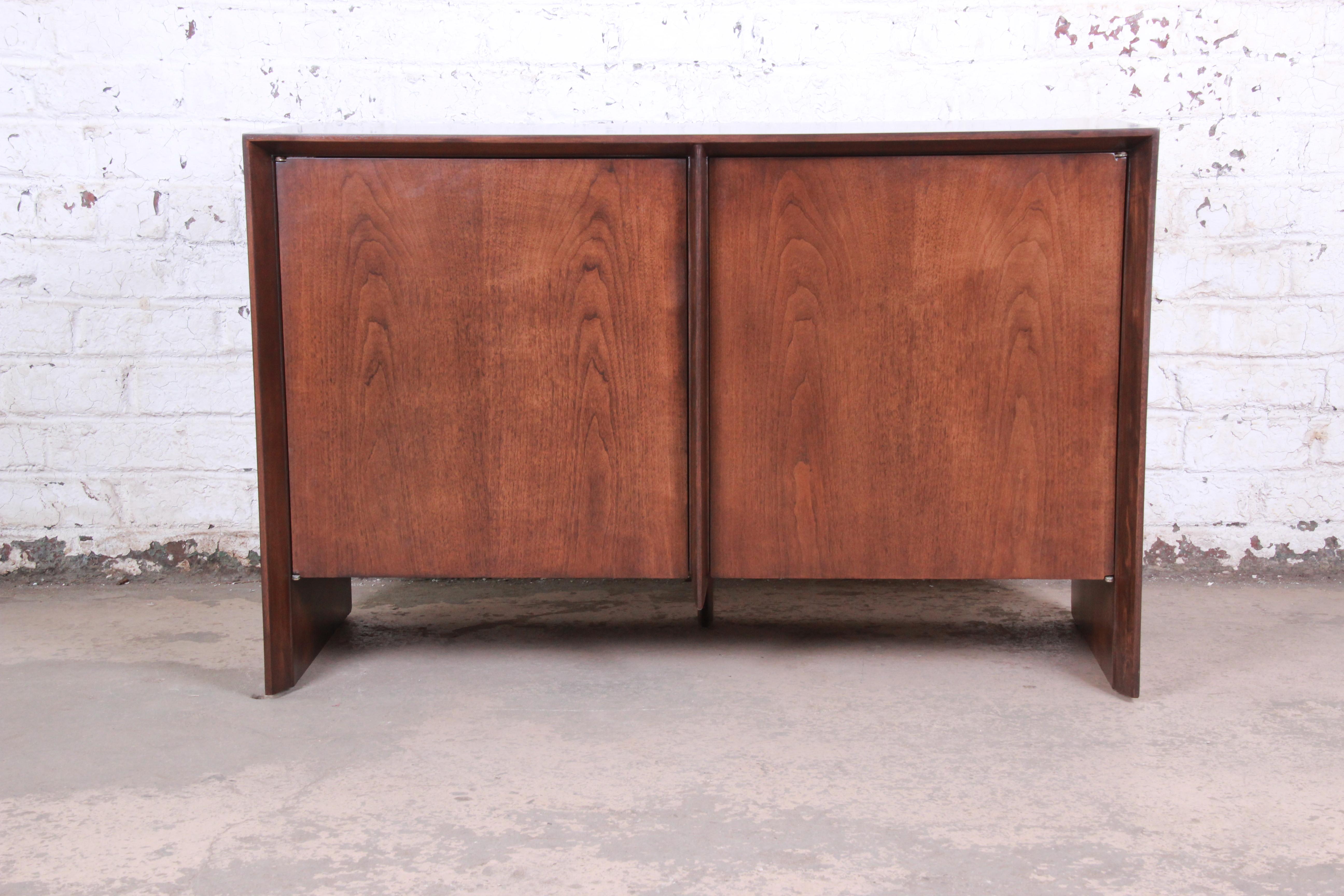 An exceptional Mid-Century Modern walnut sideboard credenza or bar cabinet

By T.H. Robsjohn-Gibbings for Widdicomb Furniture

USA, 1950s

Measures: 48.38