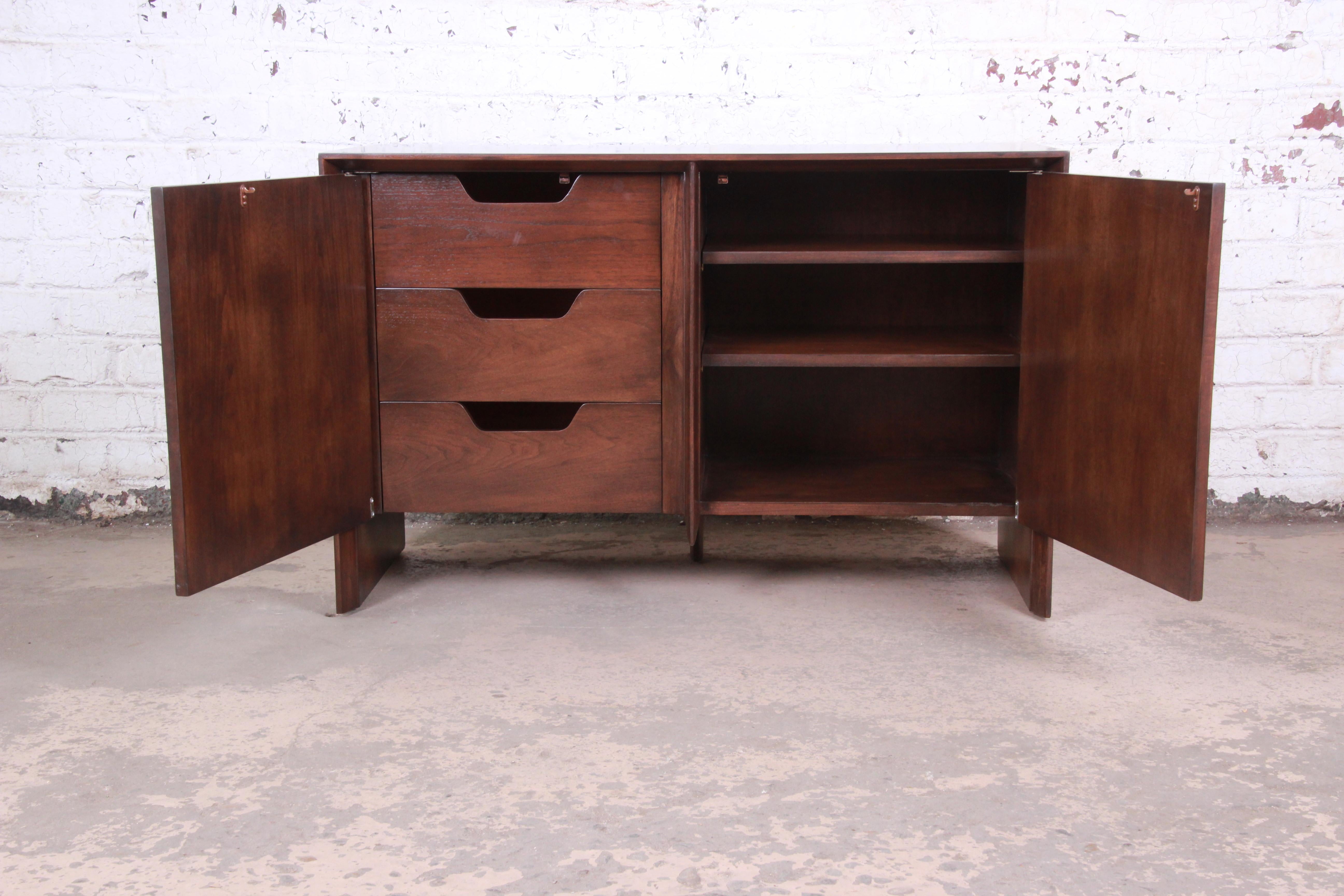 T.H. Robsjohn-Gibbings for Widdicomb Walnut Sideboard Credenza, Newly Restored In Good Condition In South Bend, IN