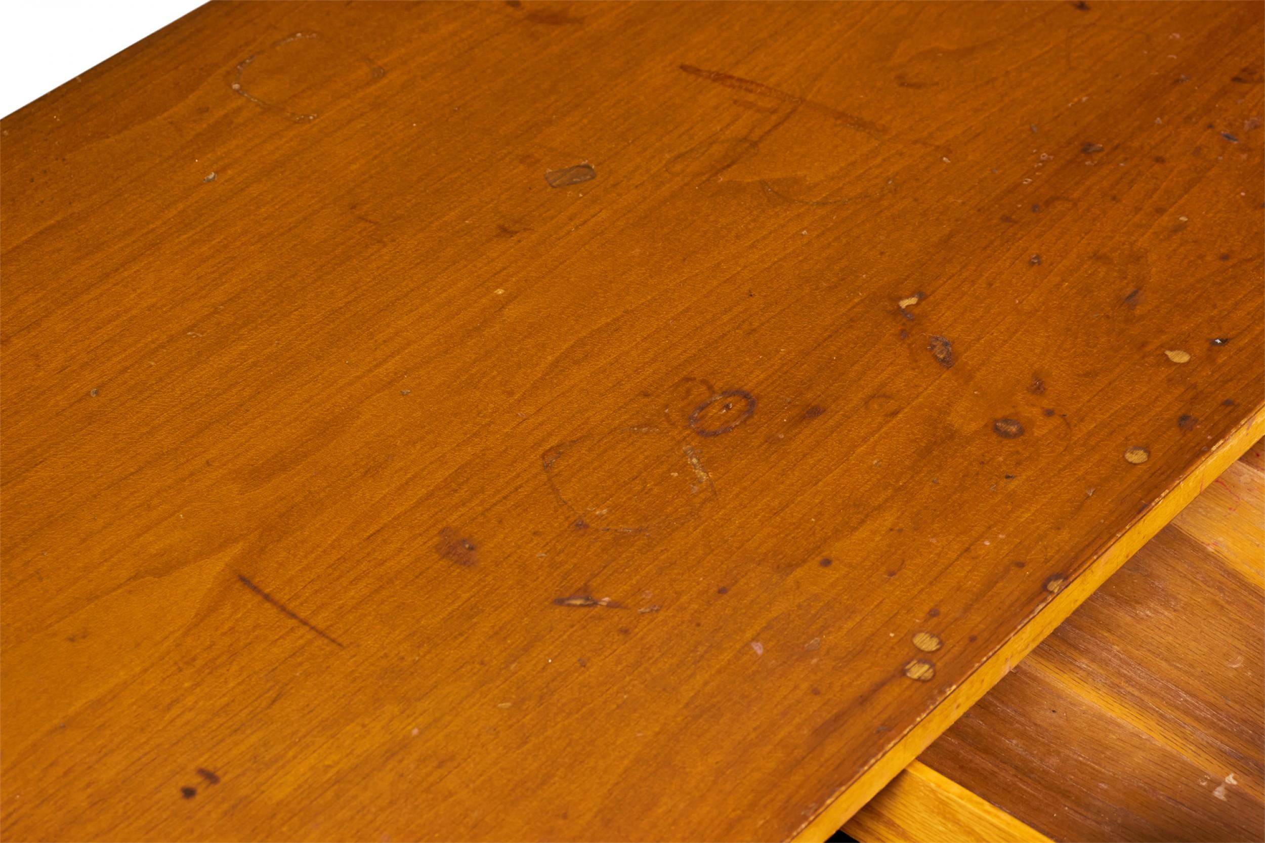 T.H. Robsjohn-Gibbings per Widdicomb Cassettiera a sei cassetti in legno di noce in vendita 4