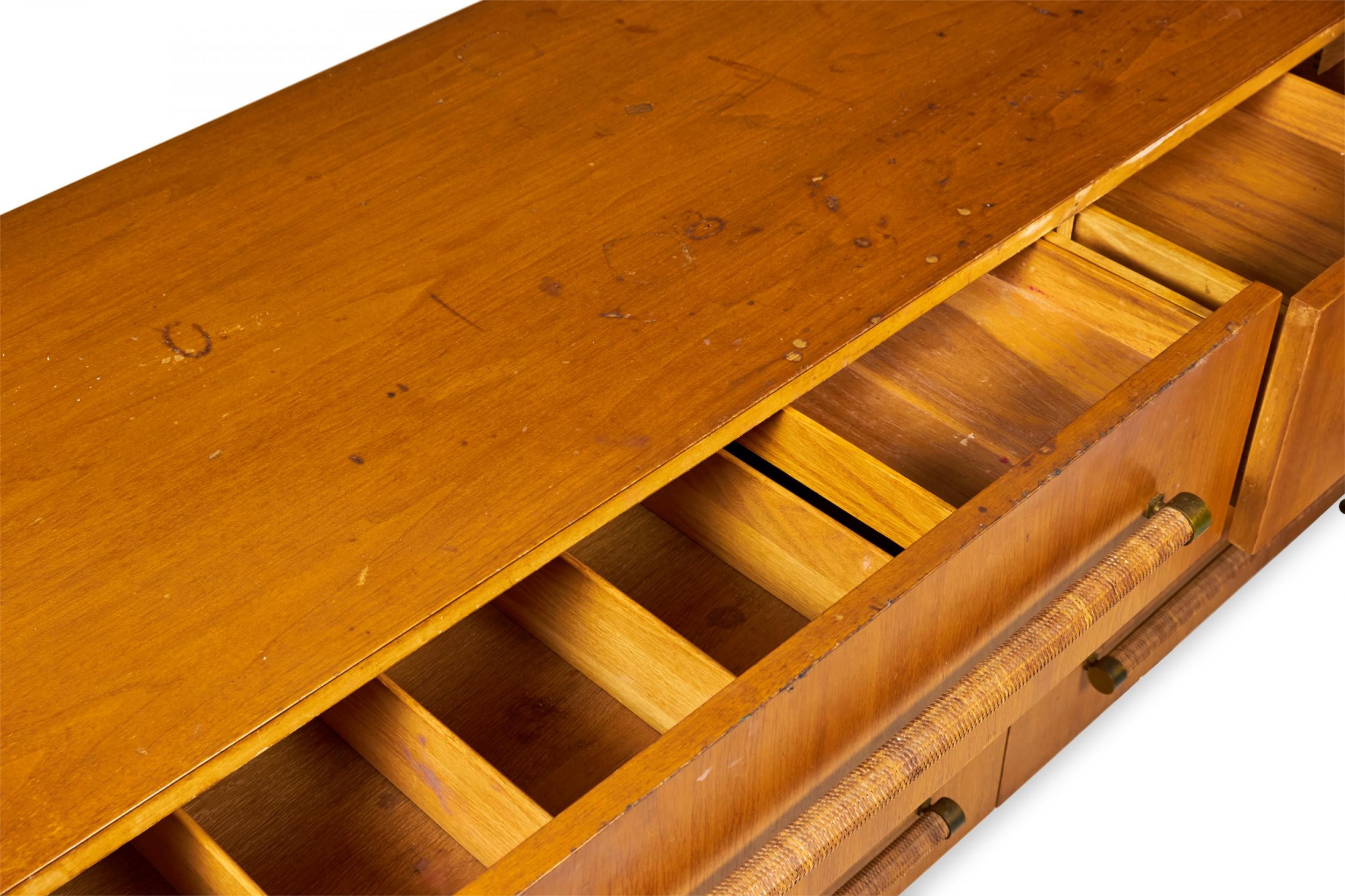 T.H. Robsjohn-Gibbings per Widdicomb Cassettiera a sei cassetti in legno di noce in vendita 5