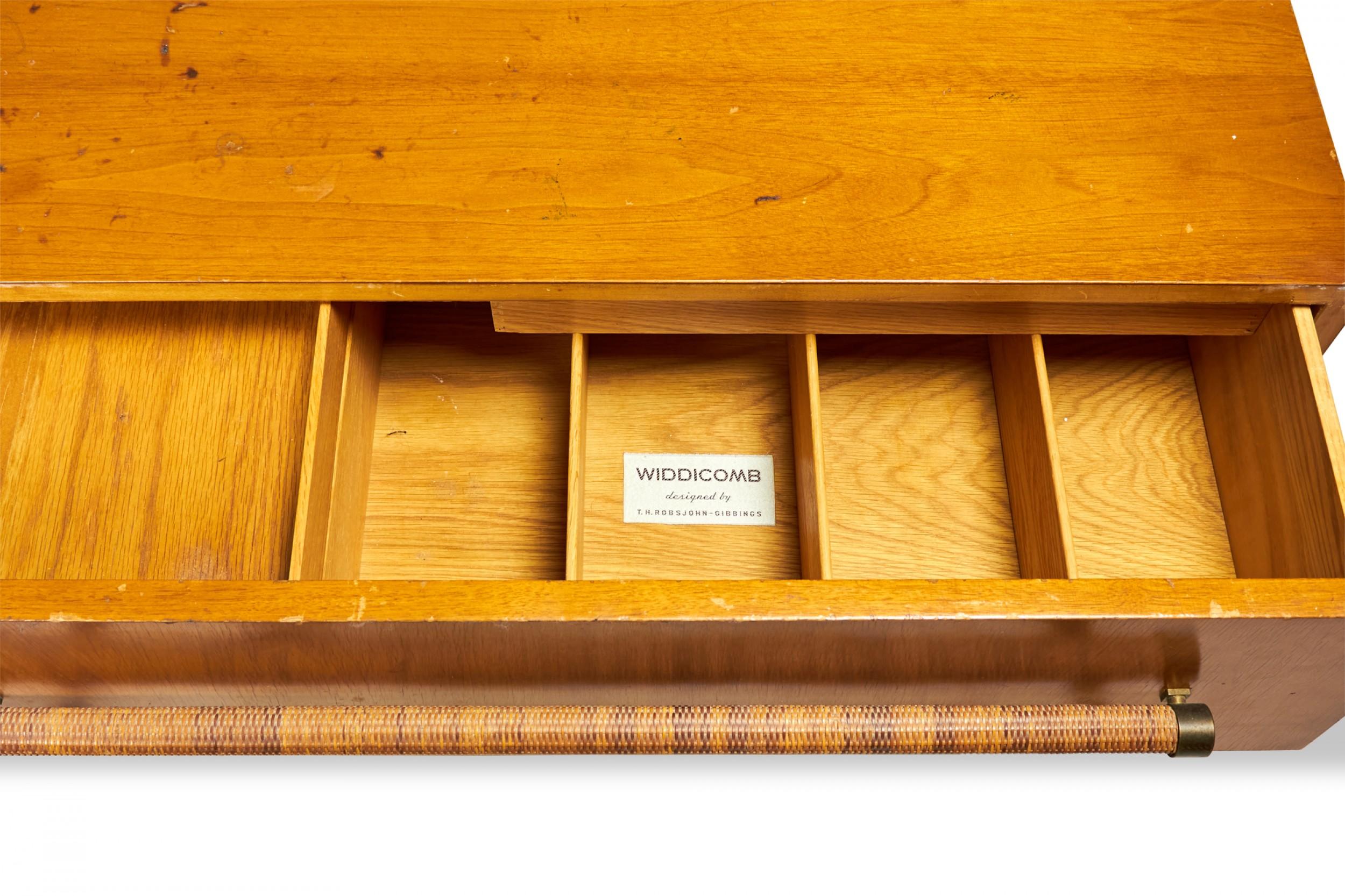T.H. Robsjohn-Gibbings per Widdicomb Cassettiera a sei cassetti in legno di noce in vendita 8