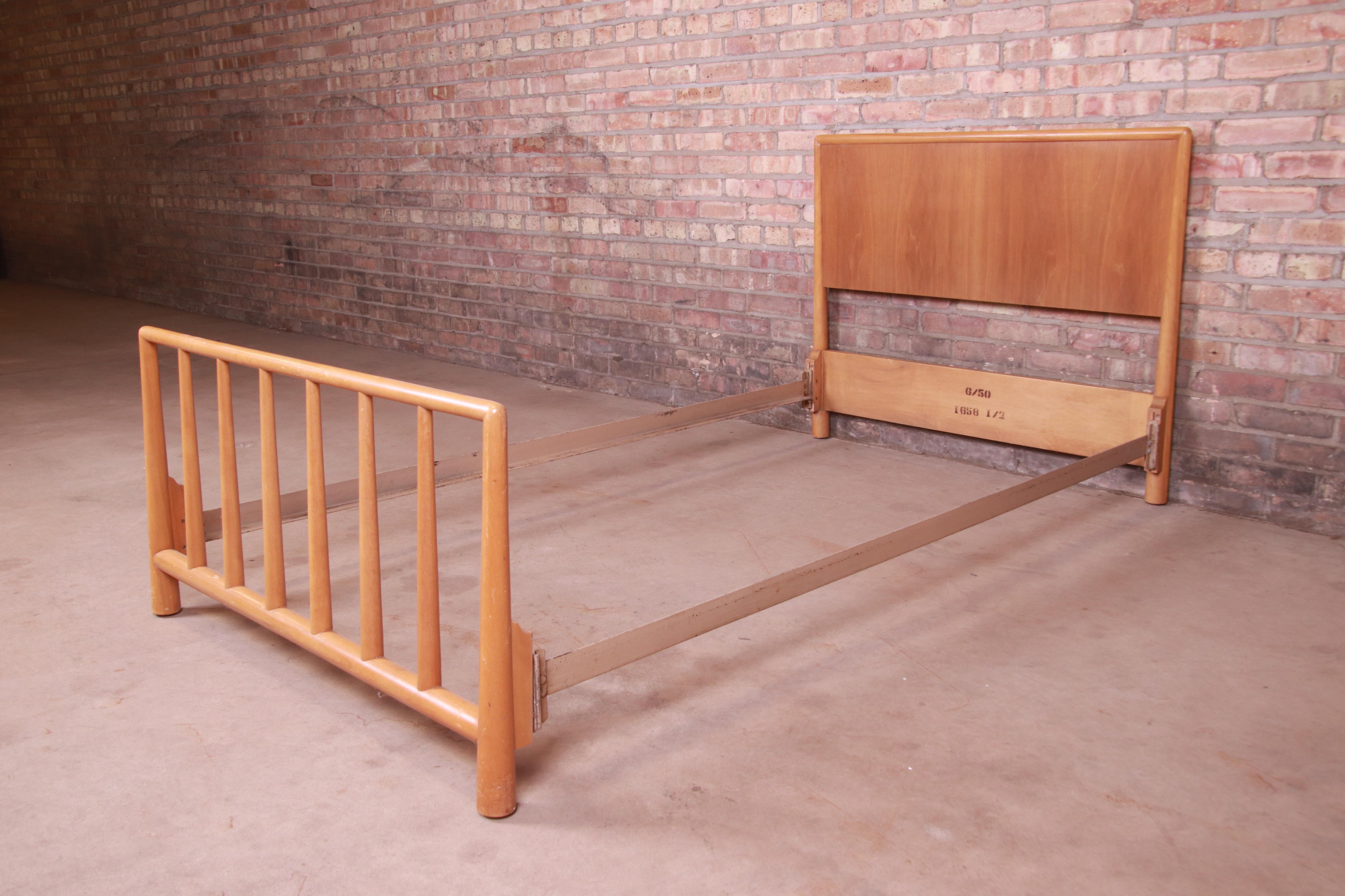 A gorgeous Mid-Century Modern walnut twin size bed

By T.H. Robsjohn-Gibbings for Widdicomb

USA, 1950

Sculpted walnut, with metal side rails.

Measures: 41.25
