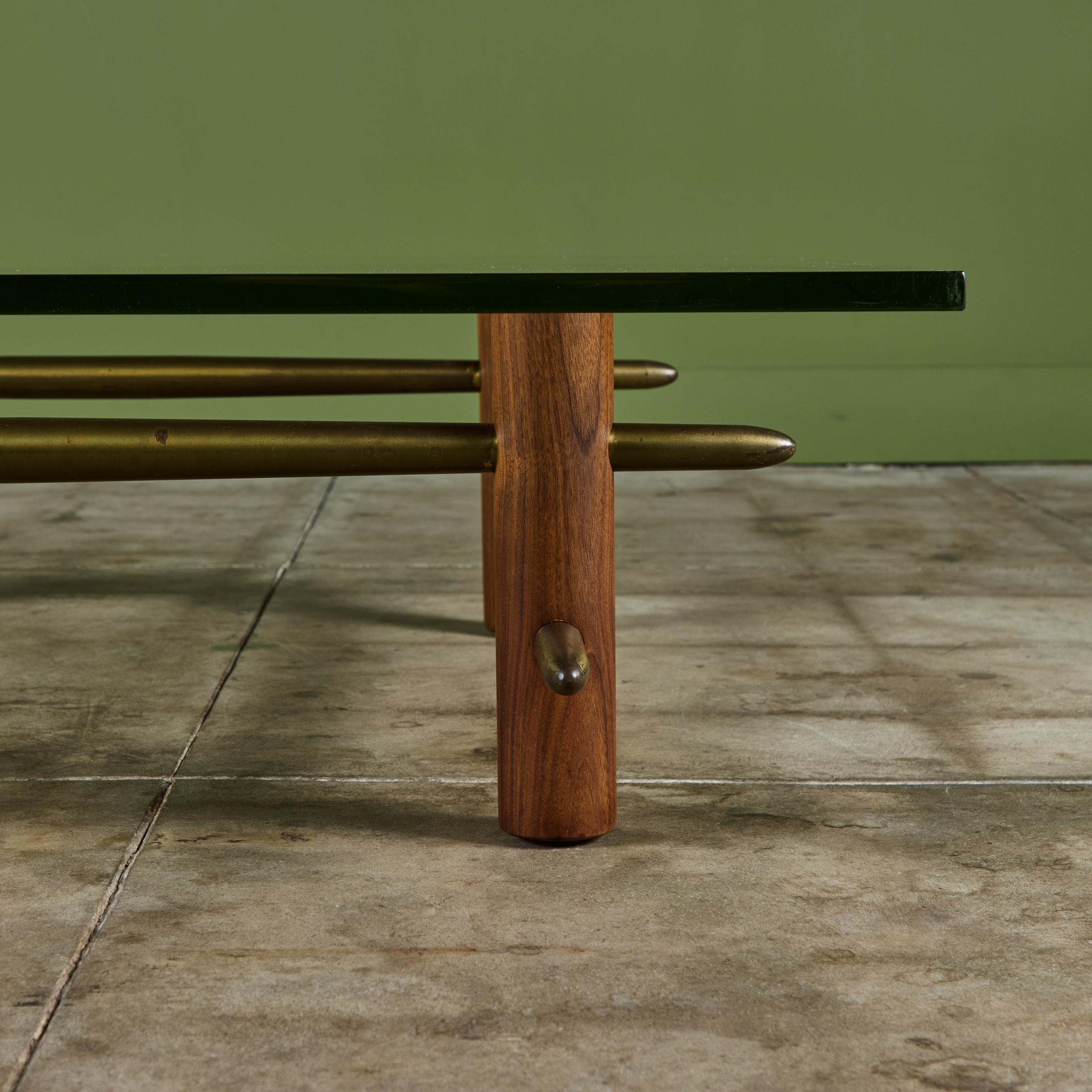 T.H. Robsjohn Gibbings Table basse à plateau de verre en laiton et noyer pour Widdicomb en vente 3