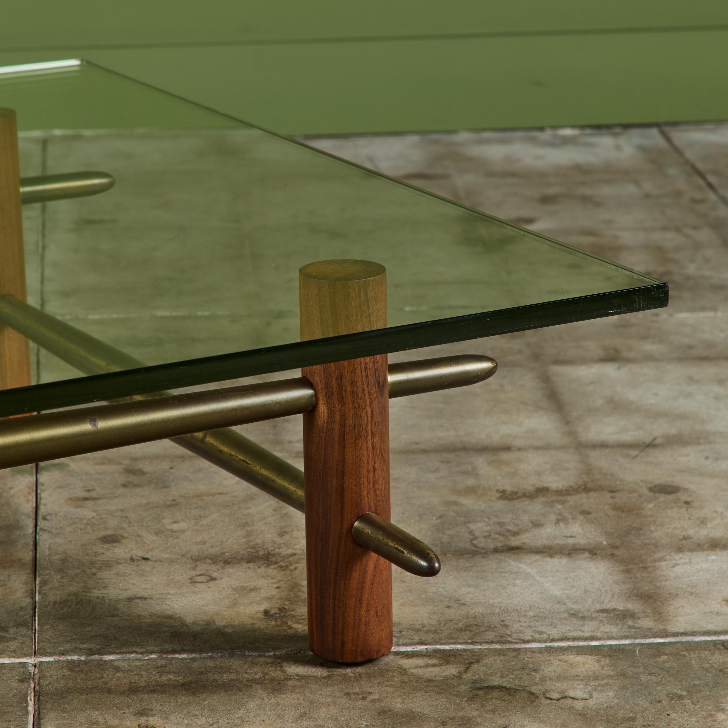 T.H. Robsjohn Gibbings Table basse à plateau de verre en laiton et noyer pour Widdicomb en vente 5