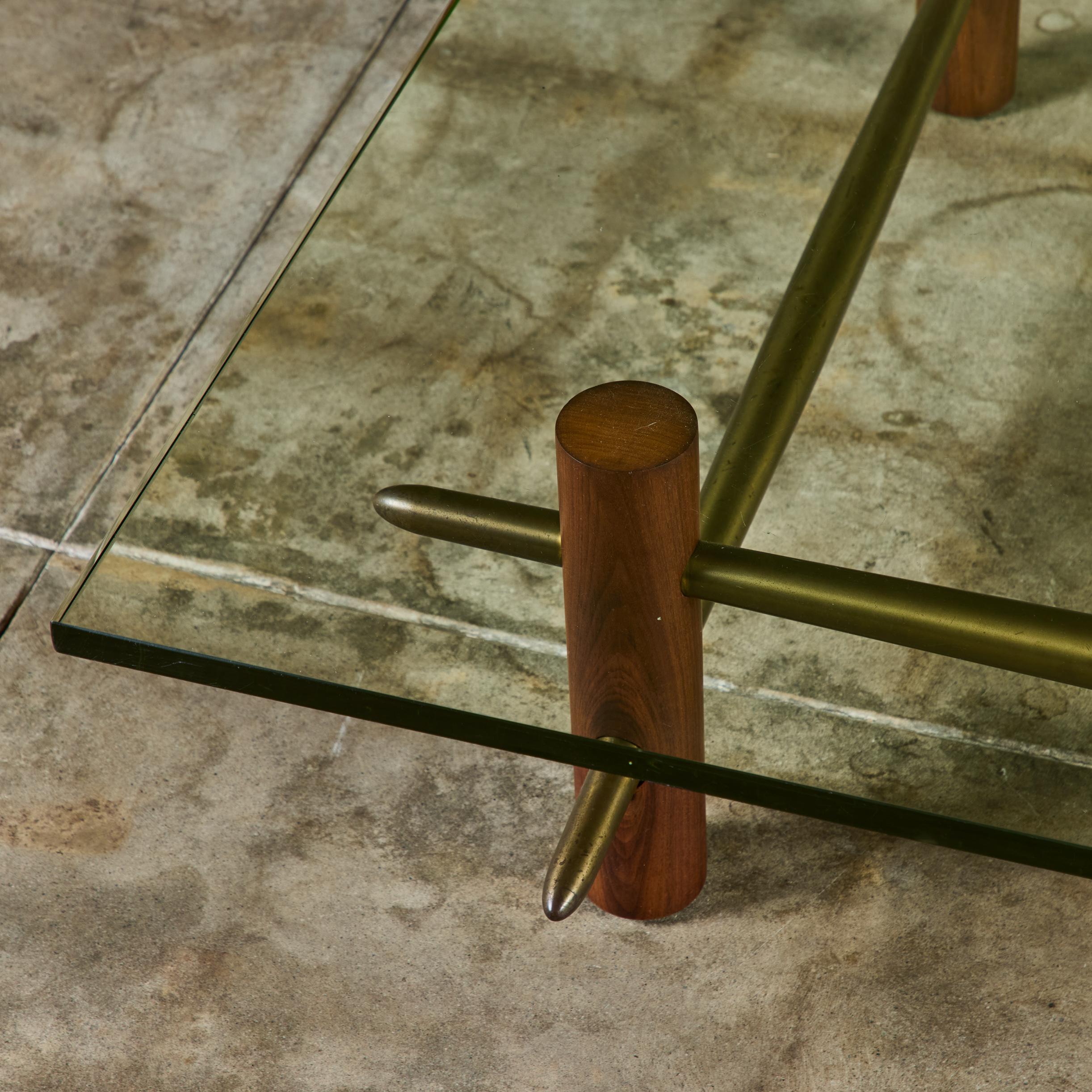 T.H. Robsjohn Gibbings Table basse à plateau de verre en laiton et noyer pour Widdicomb en vente 6