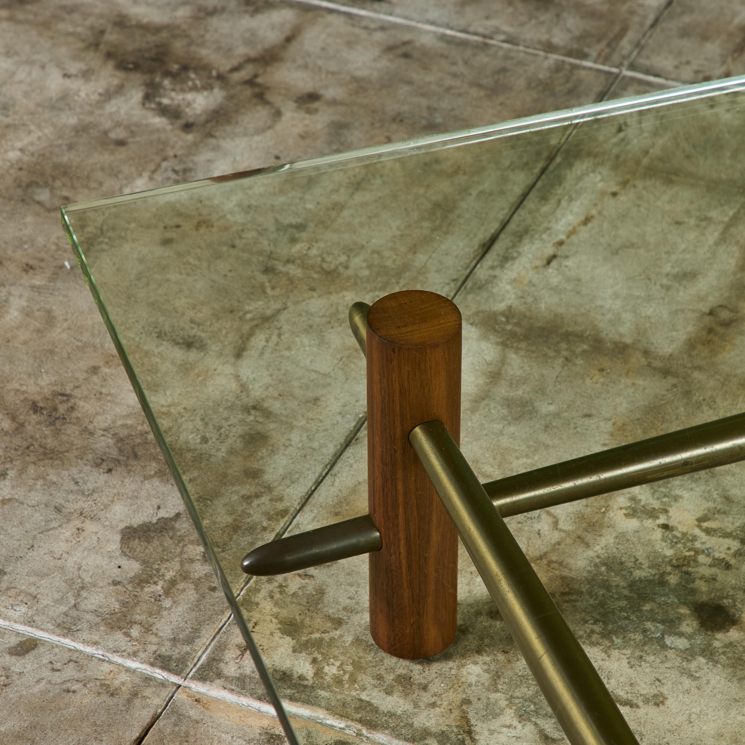 T.H. Robsjohn Gibbings Table basse à plateau de verre en laiton et noyer pour Widdicomb en vente 7