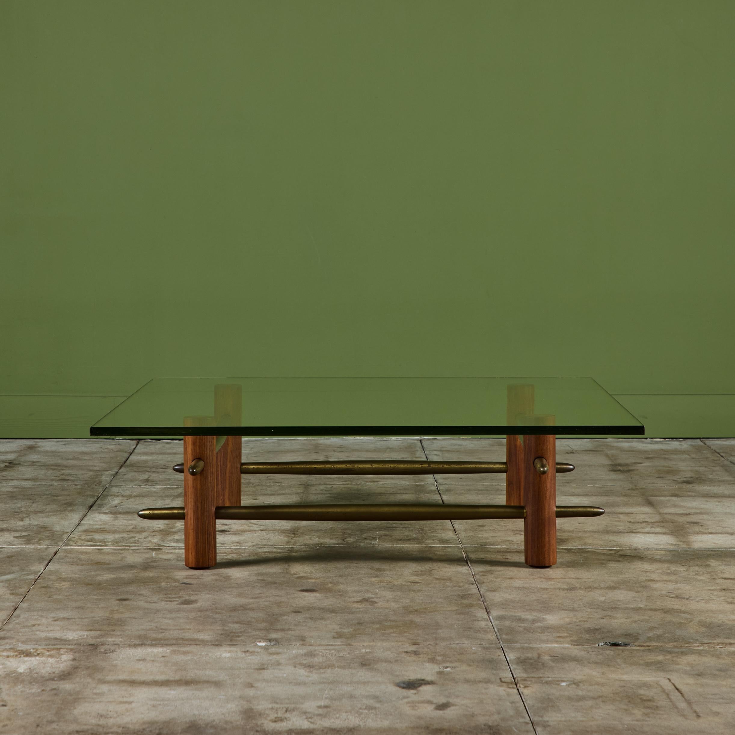 Mid-Century Modern T.H. Robsjohn Gibbings Table basse à plateau de verre en laiton et noyer pour Widdicomb en vente
