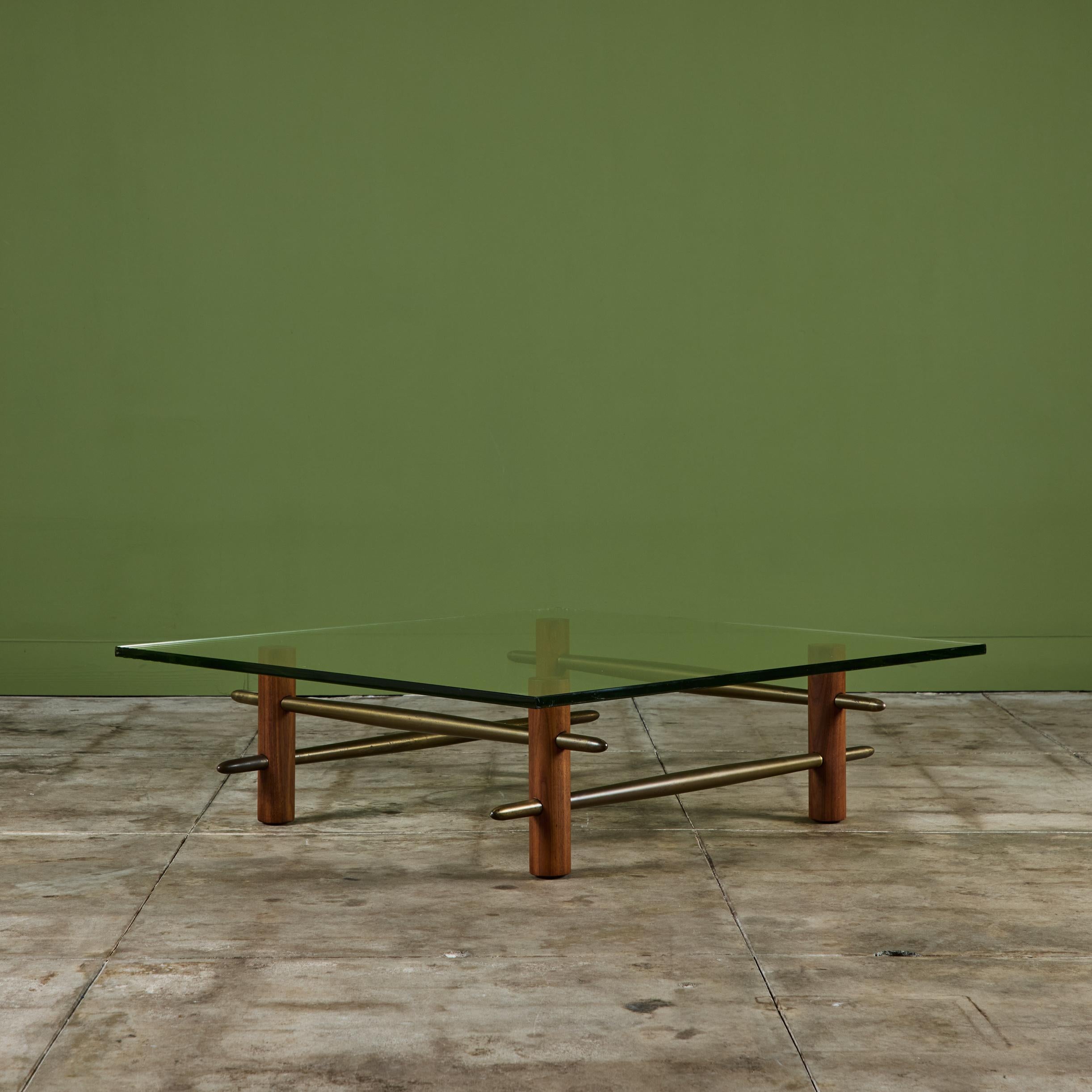 Américain T.H. Robsjohn Gibbings Table basse à plateau de verre en laiton et noyer pour Widdicomb en vente
