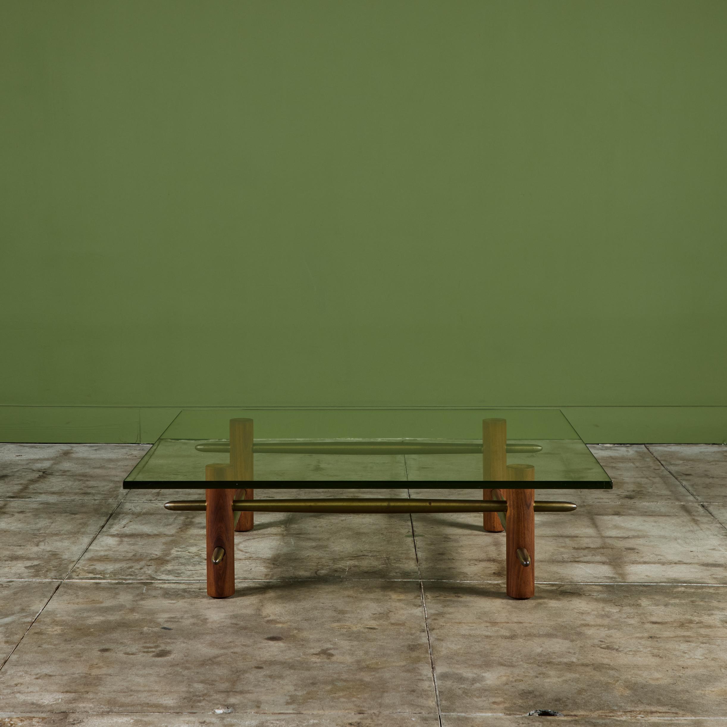 T.H. Robsjohn Gibbings Table basse à plateau de verre en laiton et noyer pour Widdicomb Bon état - En vente à Los Angeles, CA