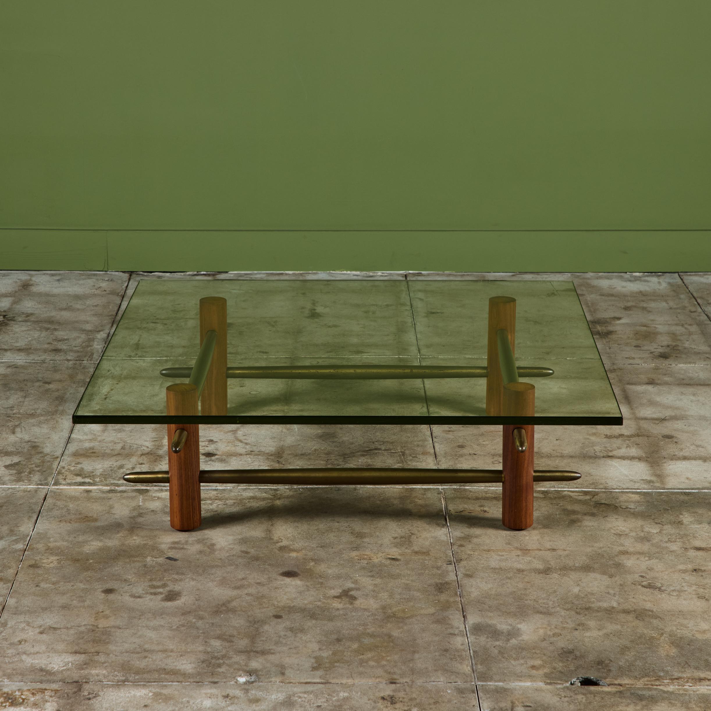 T.H. Robsjohn Gibbings Table basse à plateau de verre en laiton et noyer pour Widdicomb en vente 1