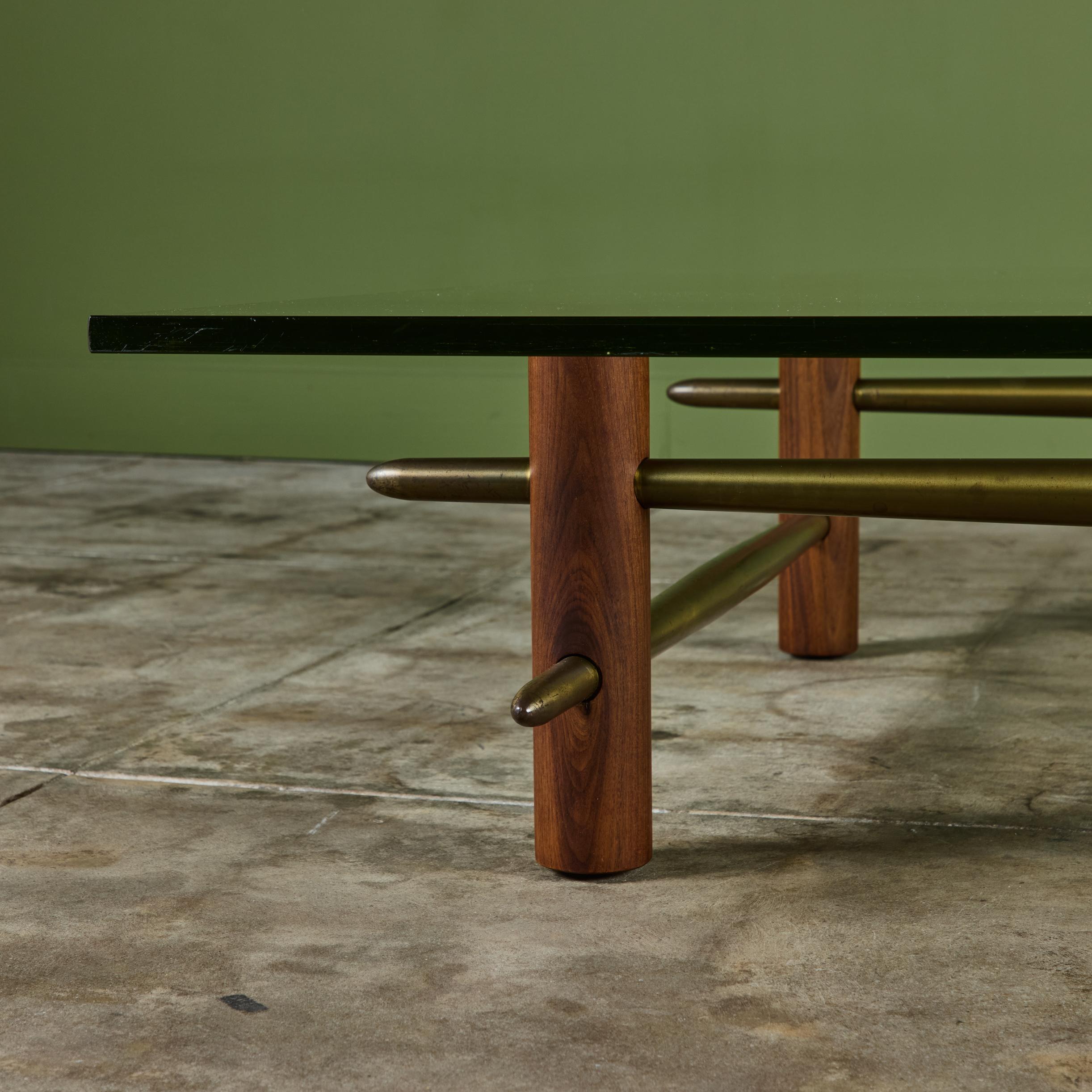 T.H. Robsjohn Gibbings Table basse à plateau de verre en laiton et noyer pour Widdicomb en vente 2