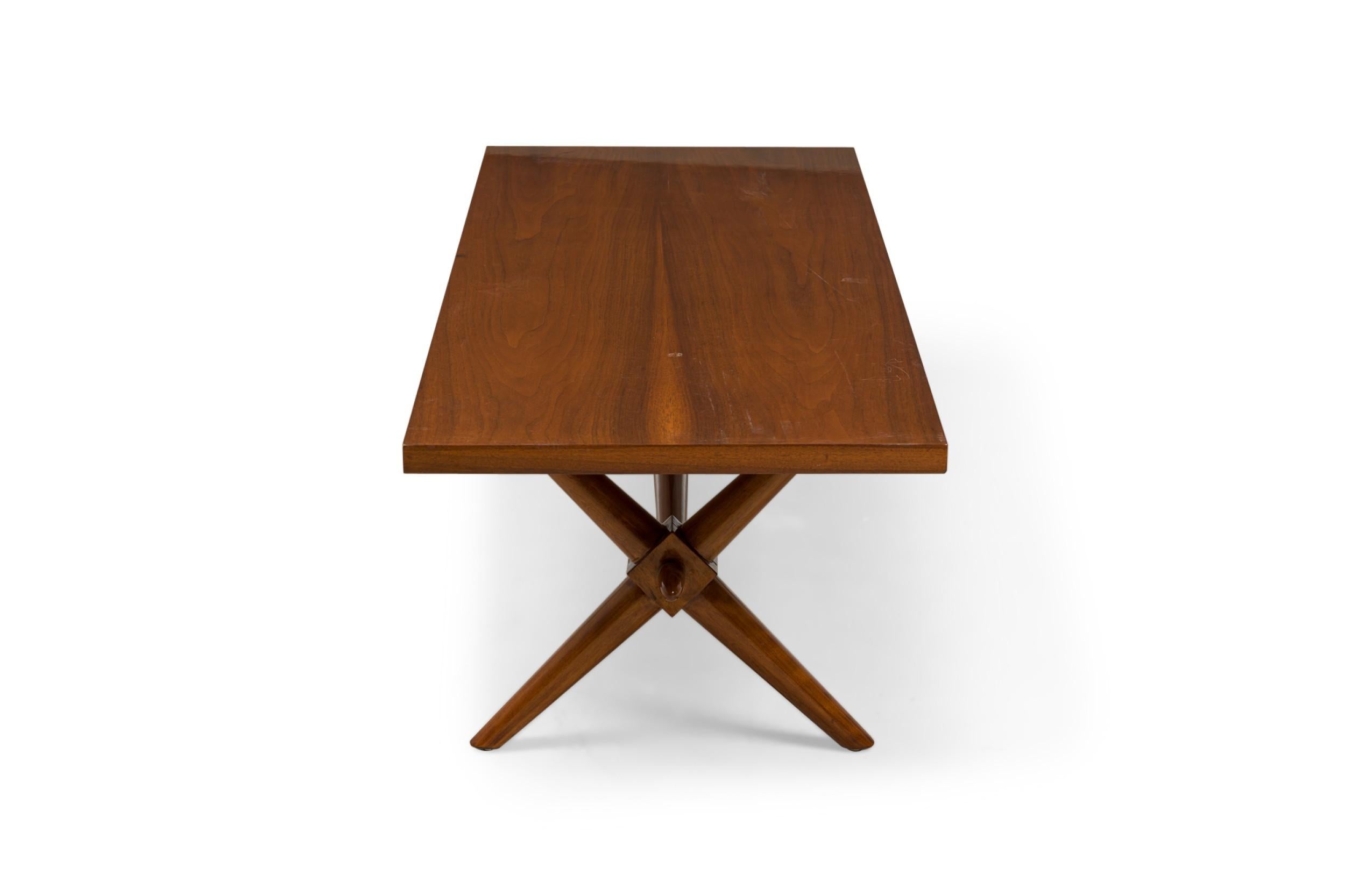 T.H. Robsjohn-Gibbings Amerikanischer Moderner Nussbaum Couchtisch Mitte des Jahrhunderts (Moderne der Mitte des Jahrhunderts) im Angebot