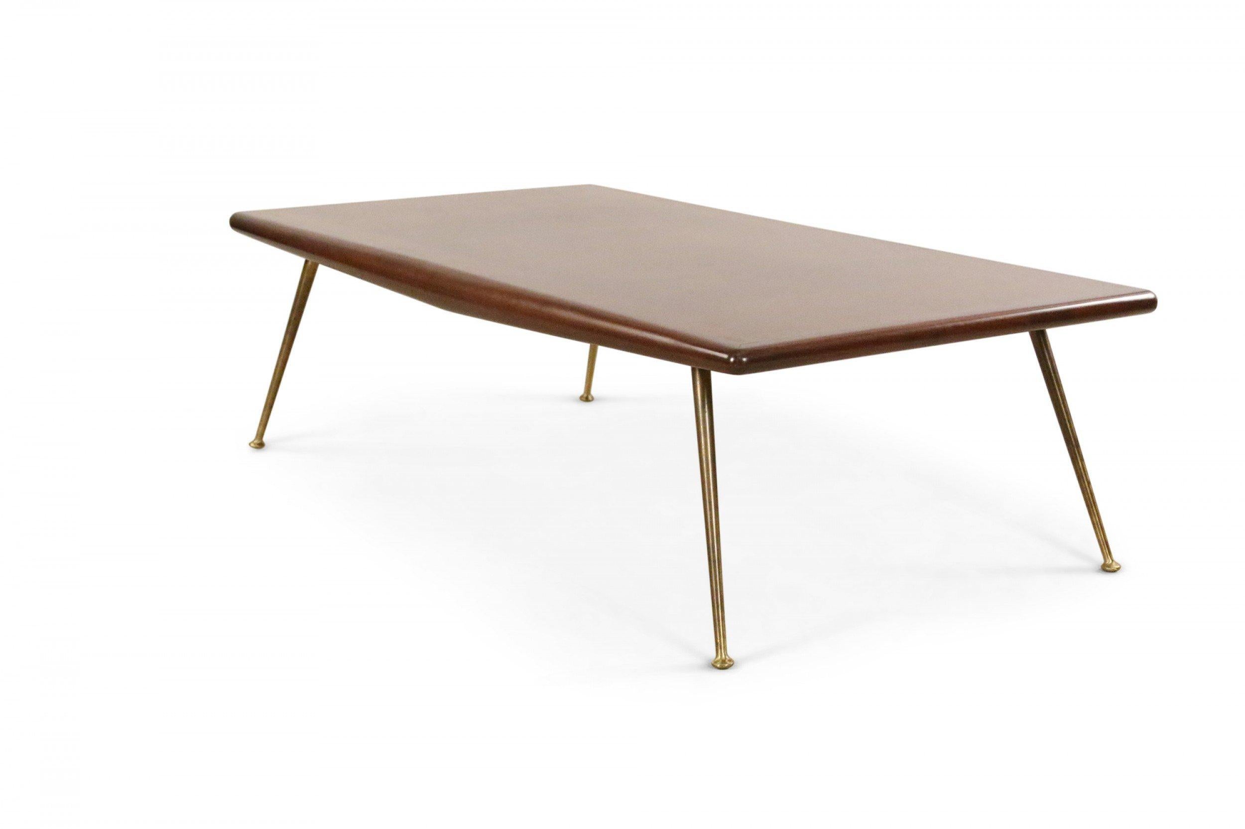 Table basse rectangulaire en noyer du milieu du siècle dernier avec pieds en laiton (AT&T. ROBSJOHN-GIBBINGS, modèle 1786 pour Widdicomb).

Décalcomanie étiquette du fabricant 