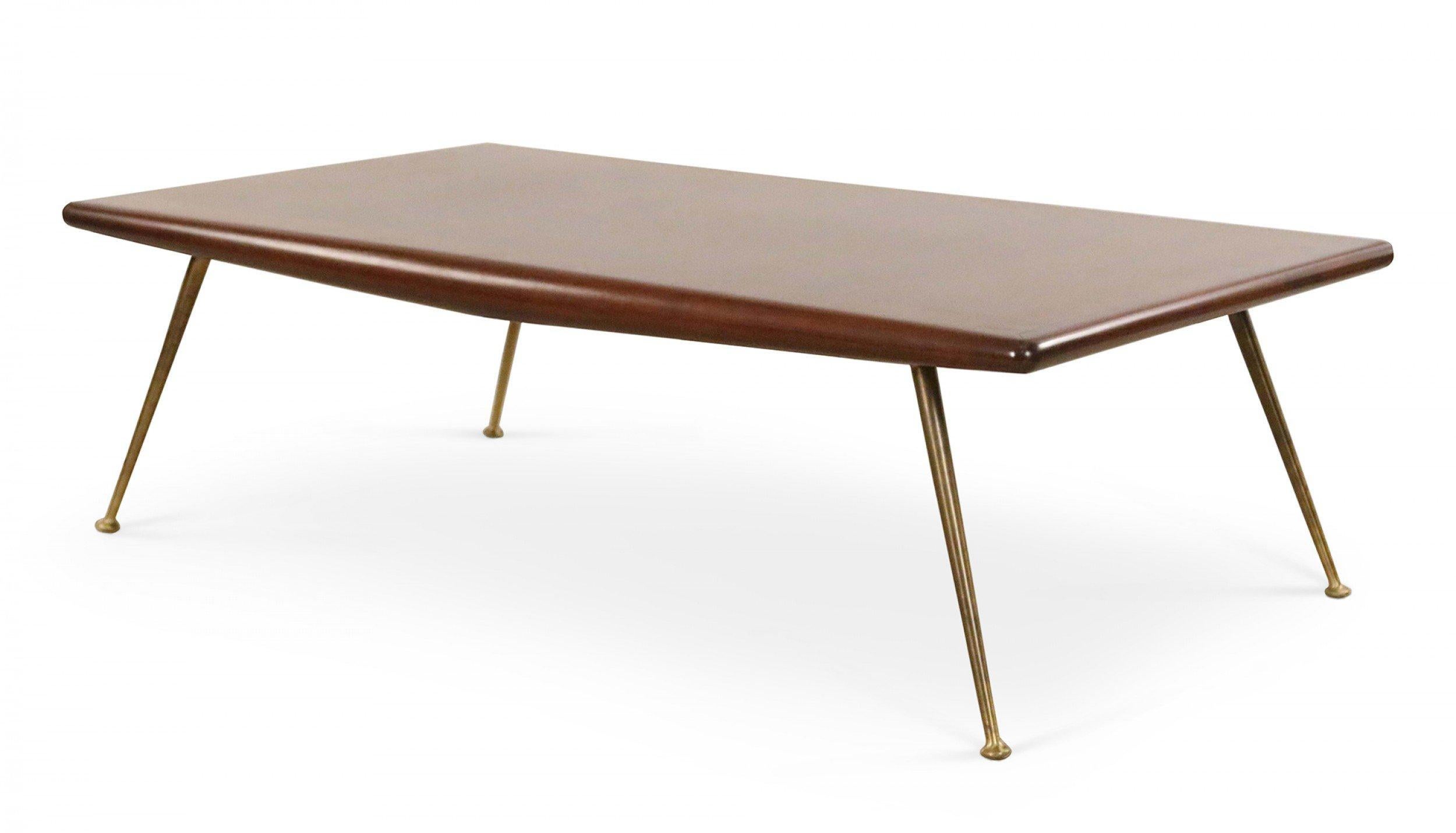 Mid-Century Modern T.H. Robsjohn-Gibbings Table basse du milieu du siècle en noyer et laiton en vente
