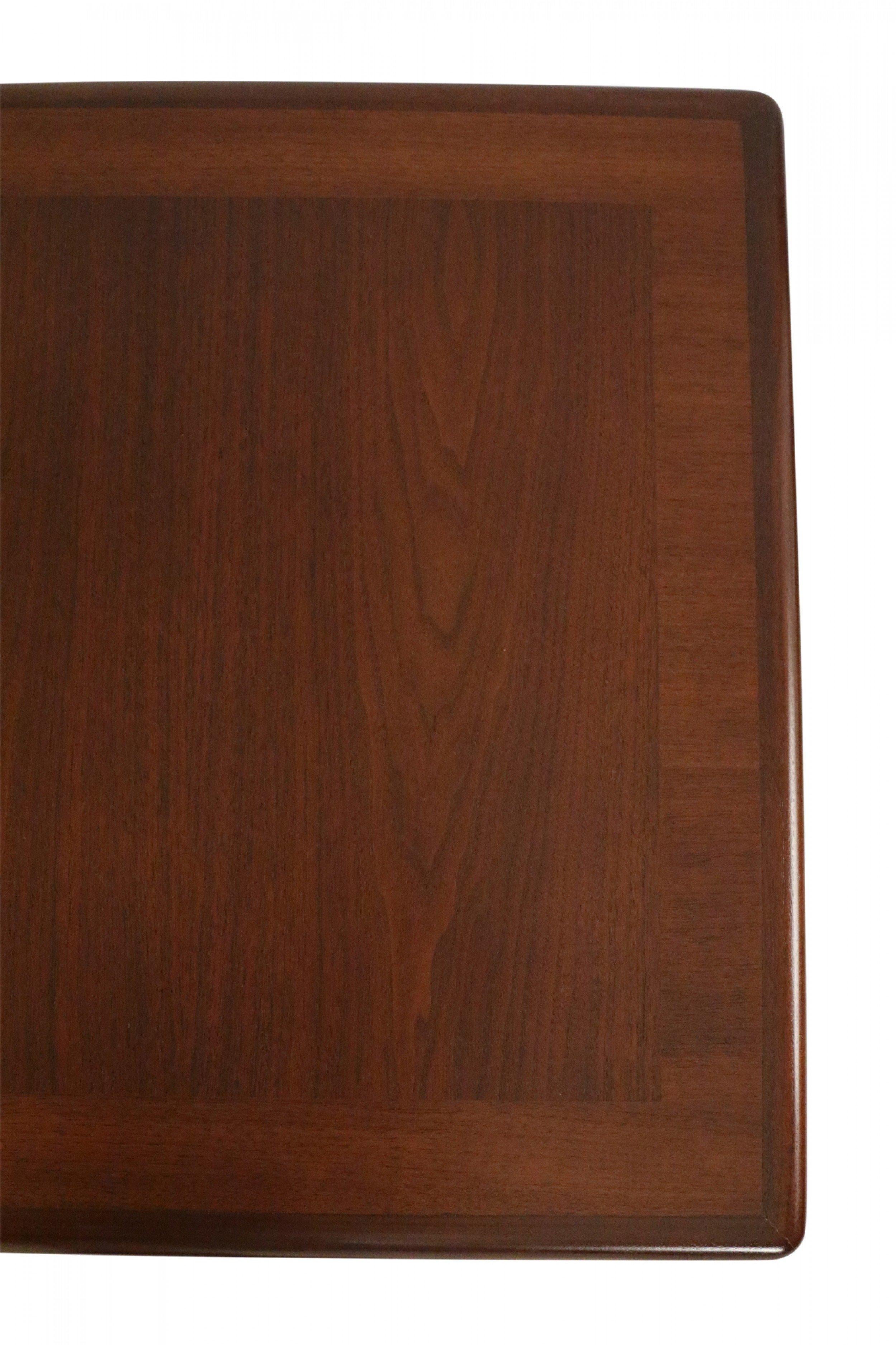 Américain T.H. Robsjohn-Gibbings Table basse du milieu du siècle en noyer et laiton en vente