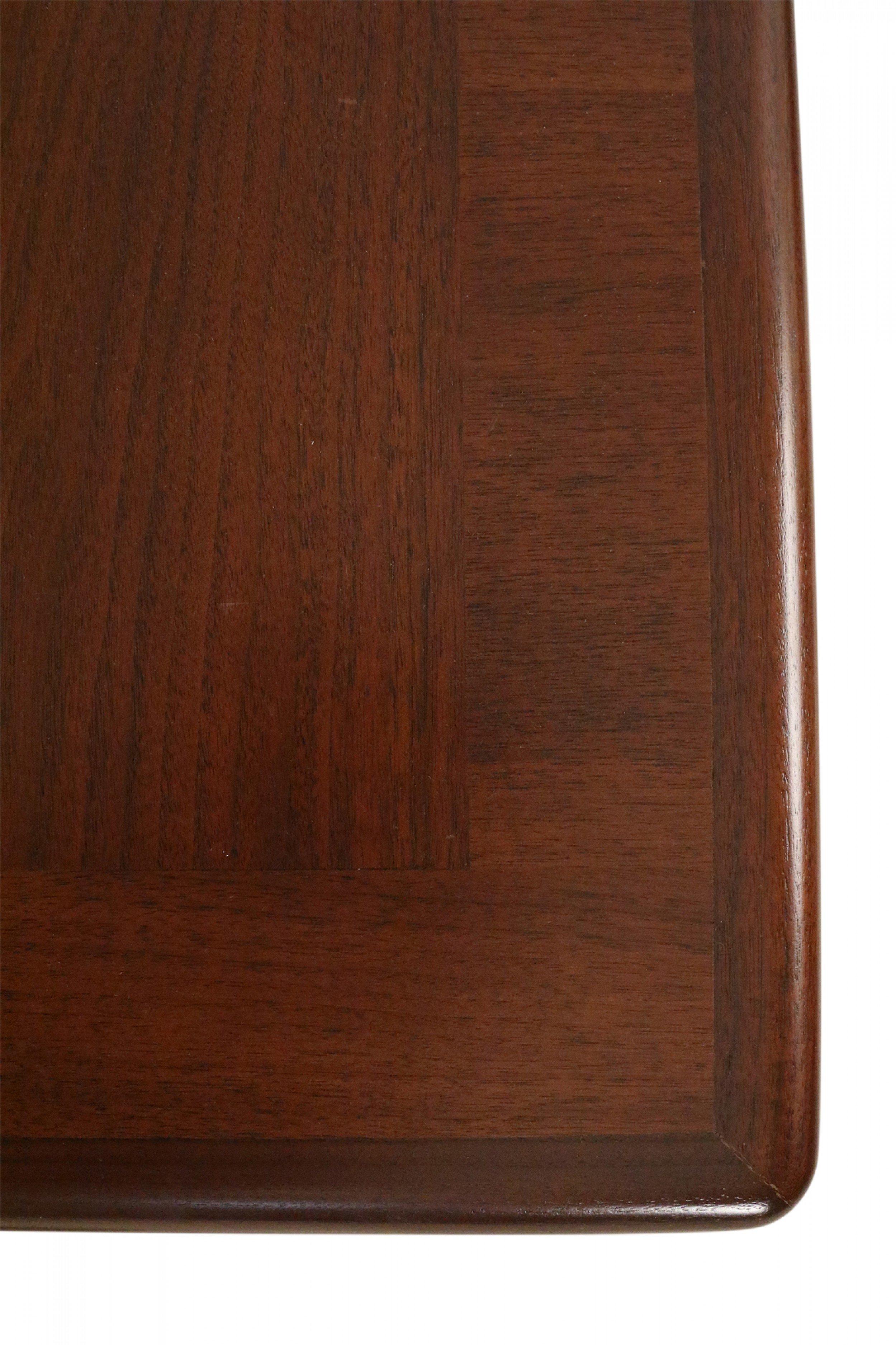 Fait main T.H. Robsjohn-Gibbings Table basse du milieu du siècle en noyer et laiton en vente