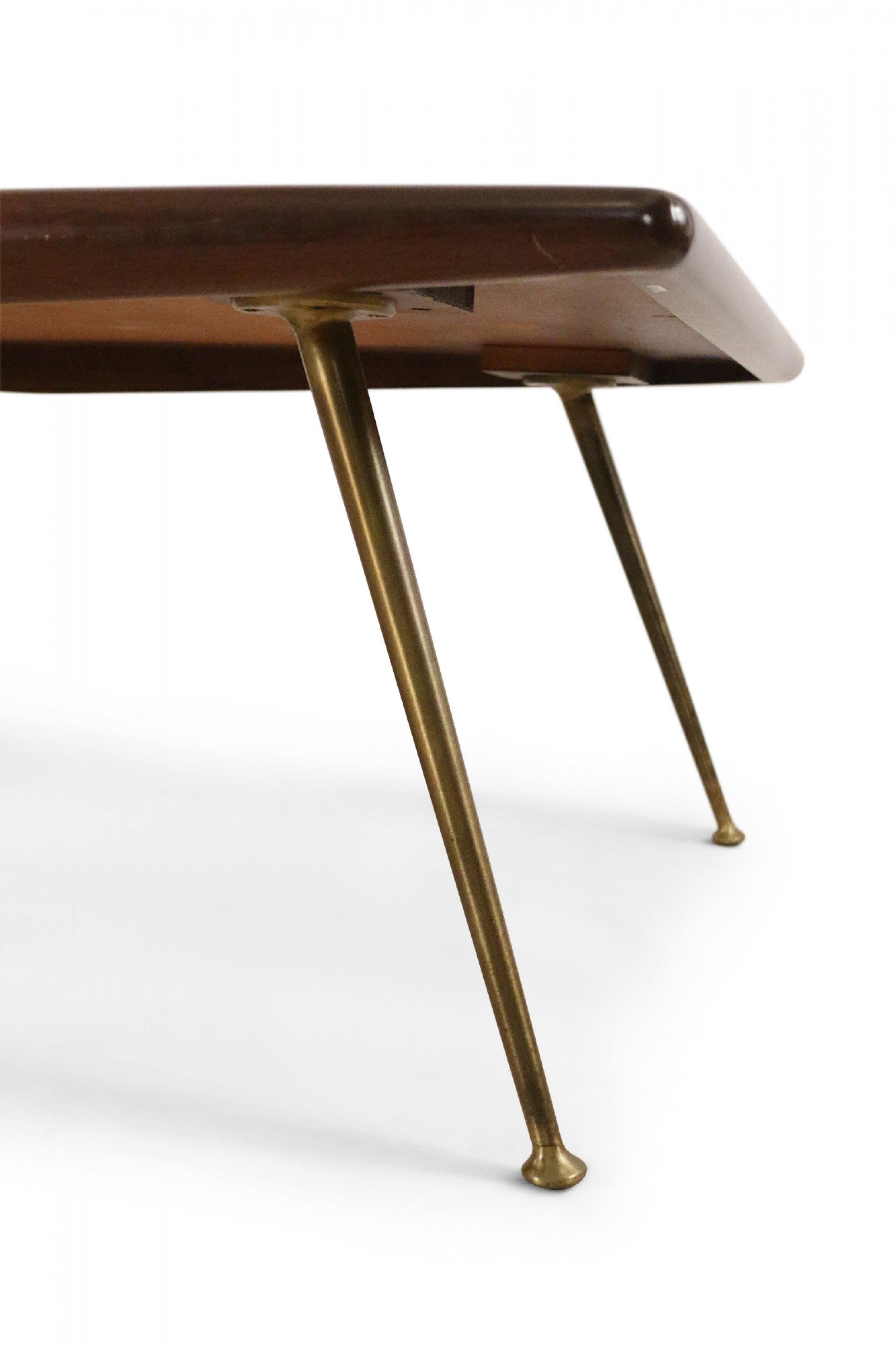 T.H. Robsjohn-Gibbings Table basse du milieu du siècle en noyer et laiton Bon état - En vente à Queens, NY