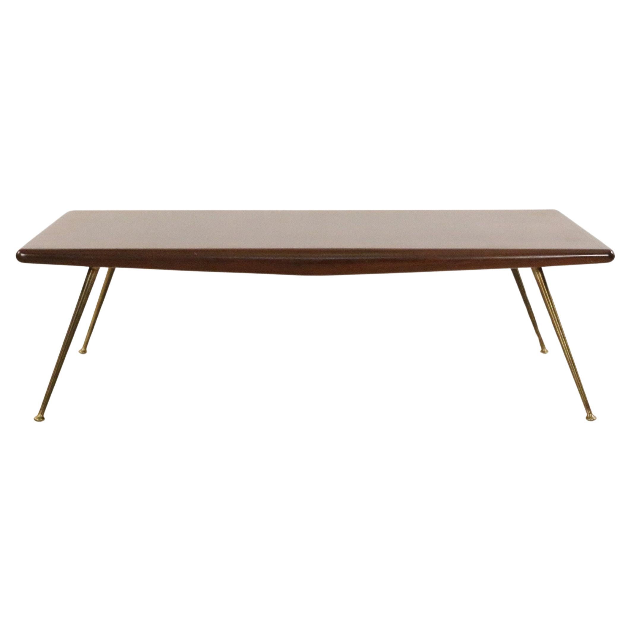 T.H. Robsjohn-Gibbings Table basse du milieu du siècle en noyer et laiton
