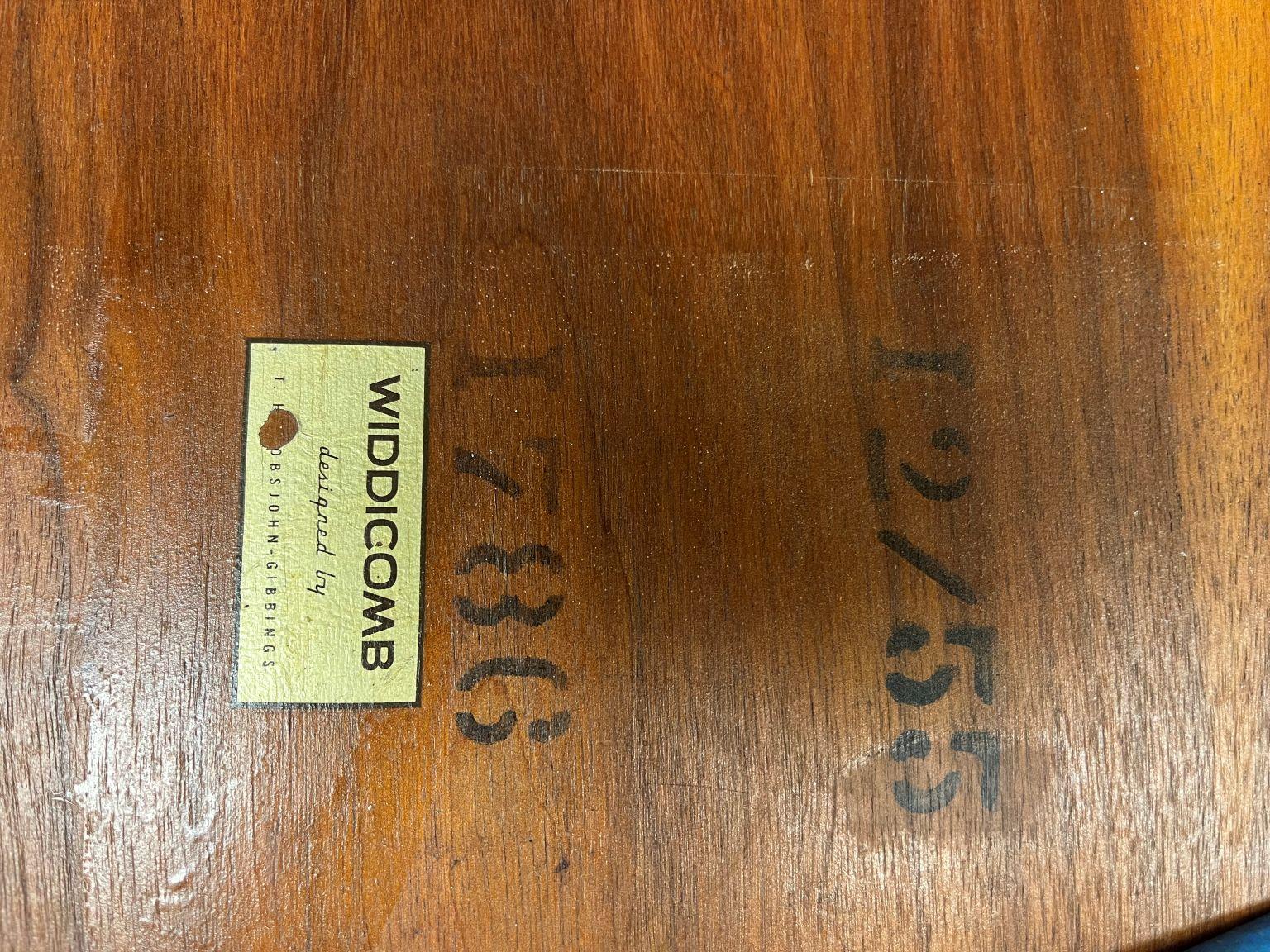 T.H. Tavolino da caffè in noce Robsjohn-Gibbings del metà secolo Modello 1786 Circa 1955 in vendita 1